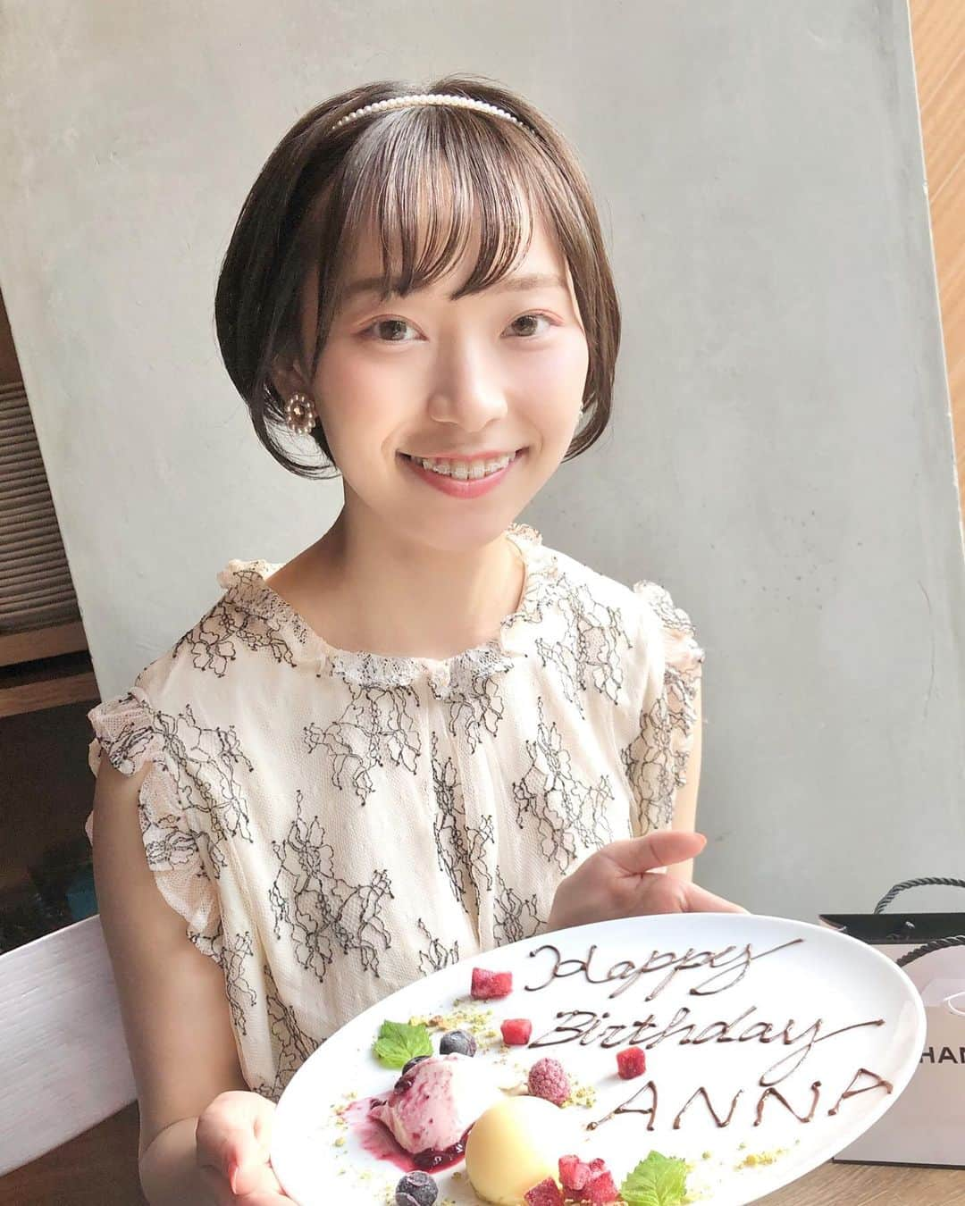 中嶋アンナさんのインスタグラム写真 - (中嶋アンナInstagram)「🎂✨ ・ 本日20歳になりました！ インスタライブで皆さんに祝っていただきながら迎えた誕生日🎂 一生忘れられない宝物みたいな時間でした☺️💐  本当にありがとうございます！ 20歳も頑張ります🥳  ・ ・ web投票もあと【3日】🌟 本日も誕生日プレゼントに#ぽちアン お願いします🍒 ・ ・ #誕生日#誕生日サプライズ #誕生日プレゼント #コース料理 #サプライズバースデー #バースデープレート#イタリアン #渋谷ランチ#渋谷グルメ #東京ランチ #東京グルメ#一眼レフ #ミラーレス一眼 #fff#f4f#instagram #instalike #instagood #instafood #instapic#portrait#portrait_shots」10月14日 21時50分 - jwc2020_no4