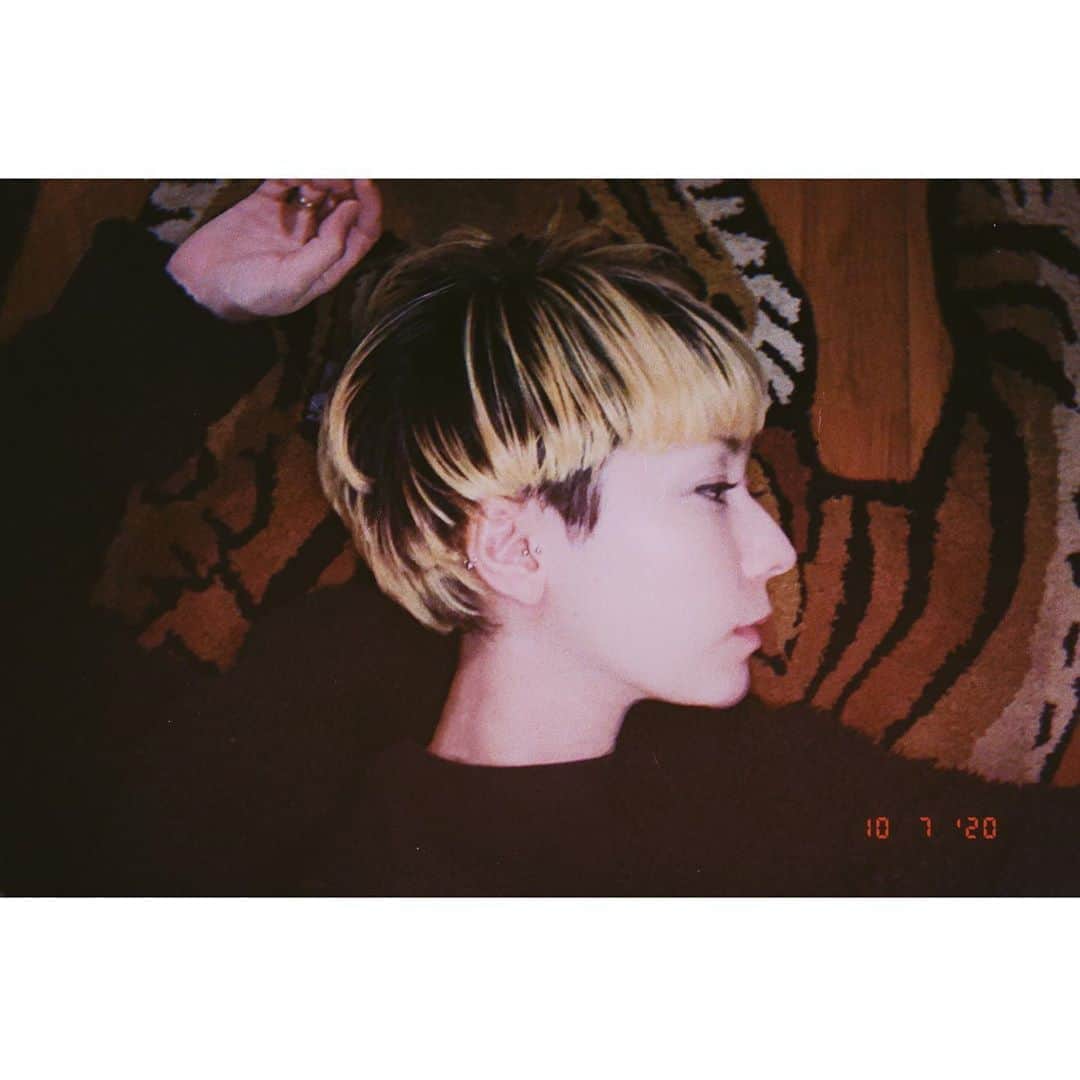 木村カエラさんのインスタグラム写真 - (木村カエラInstagram)「かみきって、いろぬいて。 新しく生まれ変わる。 なんて気持ちいいんでしょう。  cut by @twiggy.miho ✂︎ #twiggy  #haircut  #haircolor」10月14日 21時53分 - kaela_official