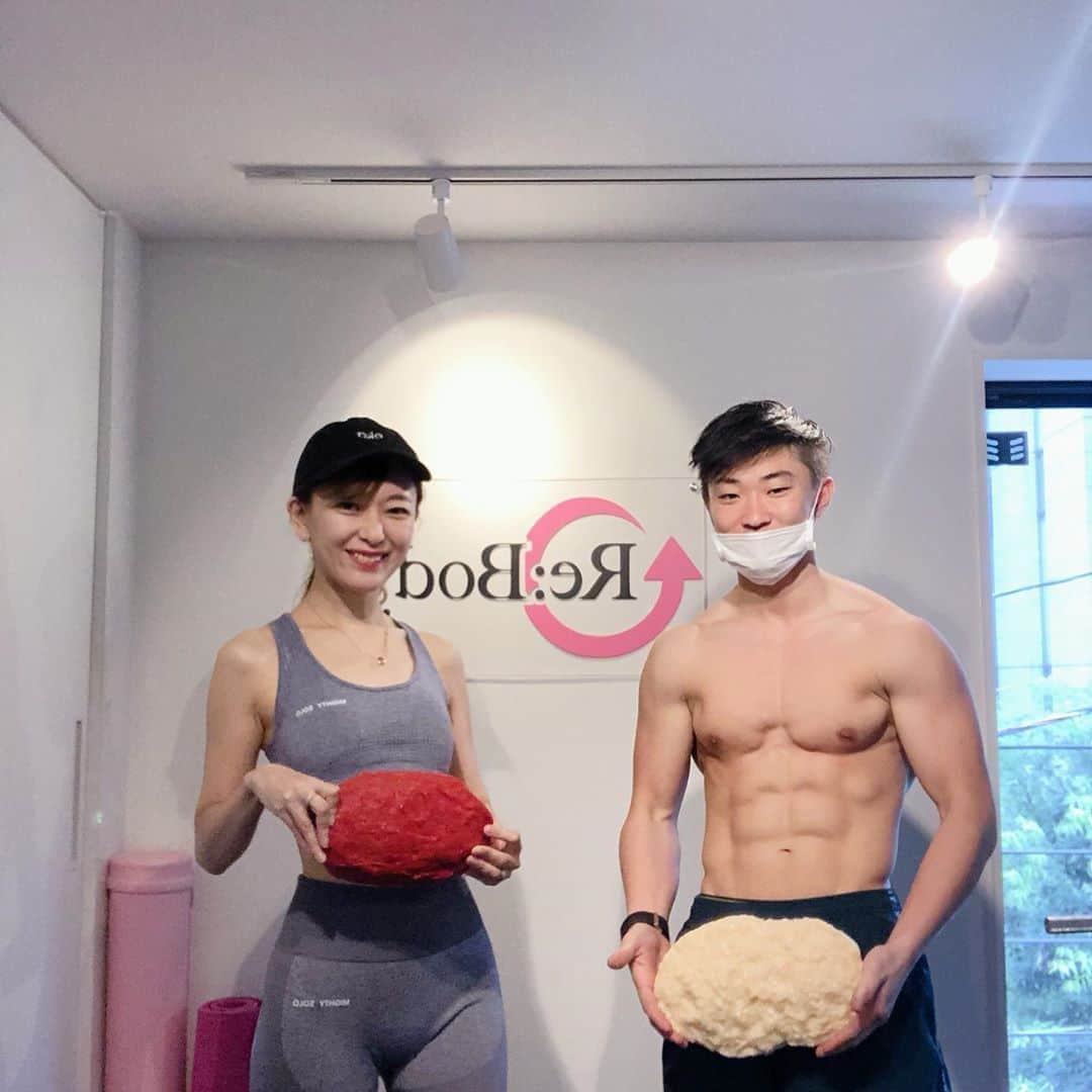 菊池かなこさんのインスタグラム写真 - (菊池かなこInstagram)「. @rebody_shibuya での 16回のトレーニングが終わりました🏋️‍♀️✨ . 週2回の予定が 予定が合わなく週1回になったりもしたけど、 しっかり体が引き締まって 太りにくくなったし疲れにくくなった☺︎ あえて体重は変えなかったけど 体脂肪率3%減ったりとすっきりした体に👌 何より @shimazakinnikun の話が面白く 楽しく通えました✨ これからもよろしくお願いします😉 渋谷でパーソナルトレーニングを考えている方は とってもおすすめです！ @rebody_shibuya . . tops,pants @mightysolo めちゃくちゃ伸縮良い👌 送料無料👜限定スポーツバッグも🎁 . . ━━━━━━━━━━━━━━━ @rebody_shibuya  ✨渋谷駅から徒歩3分で新築✨ ✨入会金無料✨ ✨トレーニング費用30％OFF✨ ✨プロテイン飲み放題✨ ━━━━━━━━━━━━━━━ . . ୨୧┈┈┈┈┈┈┈┈┈┈┈┈┈┈┈┈┈୨୧ #rebody#rebody渋谷店#リボディ #workout﻿﻿﻿﻿﻿﻿﻿#筋トレ#フィットネス女子クラブ #パーソナルトレーニング#fitnessgirl﻿﻿﻿#ワークアウト女子﻿ #ワークアウト記録#美body#くびれ作り#腹筋#腹筋女子#腹筋女子目指す #プロテイン女子 #フィットネス#fitness #ボディメイク女子#ボディメイク#ボディメイク記録 #筋トレ友達募集#フィットネスウェア #トレーニングウェア#トレーニングウェア女子 #フィットネスジム#筋肉#筋肉女子 #IAmMightySolo#MightyAsOne」10月14日 22時03分 - canana_kanako
