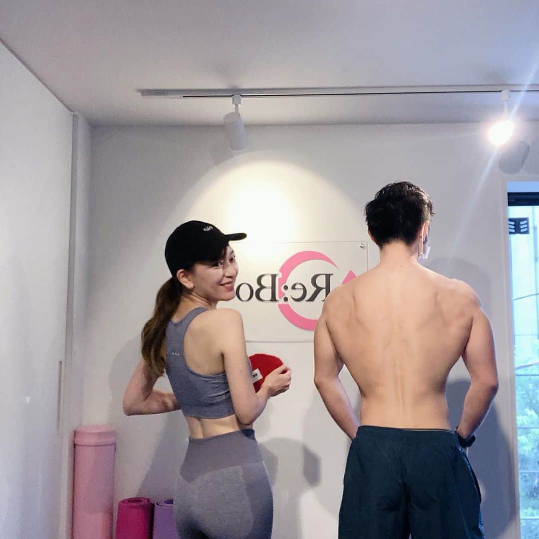 菊池かなこさんのインスタグラム写真 - (菊池かなこInstagram)「. @rebody_shibuya での 16回のトレーニングが終わりました🏋️‍♀️✨ . 週2回の予定が 予定が合わなく週1回になったりもしたけど、 しっかり体が引き締まって 太りにくくなったし疲れにくくなった☺︎ あえて体重は変えなかったけど 体脂肪率3%減ったりとすっきりした体に👌 何より @shimazakinnikun の話が面白く 楽しく通えました✨ これからもよろしくお願いします😉 渋谷でパーソナルトレーニングを考えている方は とってもおすすめです！ @rebody_shibuya . . tops,pants @mightysolo めちゃくちゃ伸縮良い👌 送料無料👜限定スポーツバッグも🎁 . . ━━━━━━━━━━━━━━━ @rebody_shibuya  ✨渋谷駅から徒歩3分で新築✨ ✨入会金無料✨ ✨トレーニング費用30％OFF✨ ✨プロテイン飲み放題✨ ━━━━━━━━━━━━━━━ . . ୨୧┈┈┈┈┈┈┈┈┈┈┈┈┈┈┈┈┈୨୧ #rebody#rebody渋谷店#リボディ #workout﻿﻿﻿﻿﻿﻿﻿#筋トレ#フィットネス女子クラブ #パーソナルトレーニング#fitnessgirl﻿﻿﻿#ワークアウト女子﻿ #ワークアウト記録#美body#くびれ作り#腹筋#腹筋女子#腹筋女子目指す #プロテイン女子 #フィットネス#fitness #ボディメイク女子#ボディメイク#ボディメイク記録 #筋トレ友達募集#フィットネスウェア #トレーニングウェア#トレーニングウェア女子 #フィットネスジム#筋肉#筋肉女子 #IAmMightySolo#MightyAsOne」10月14日 22時03分 - canana_kanako