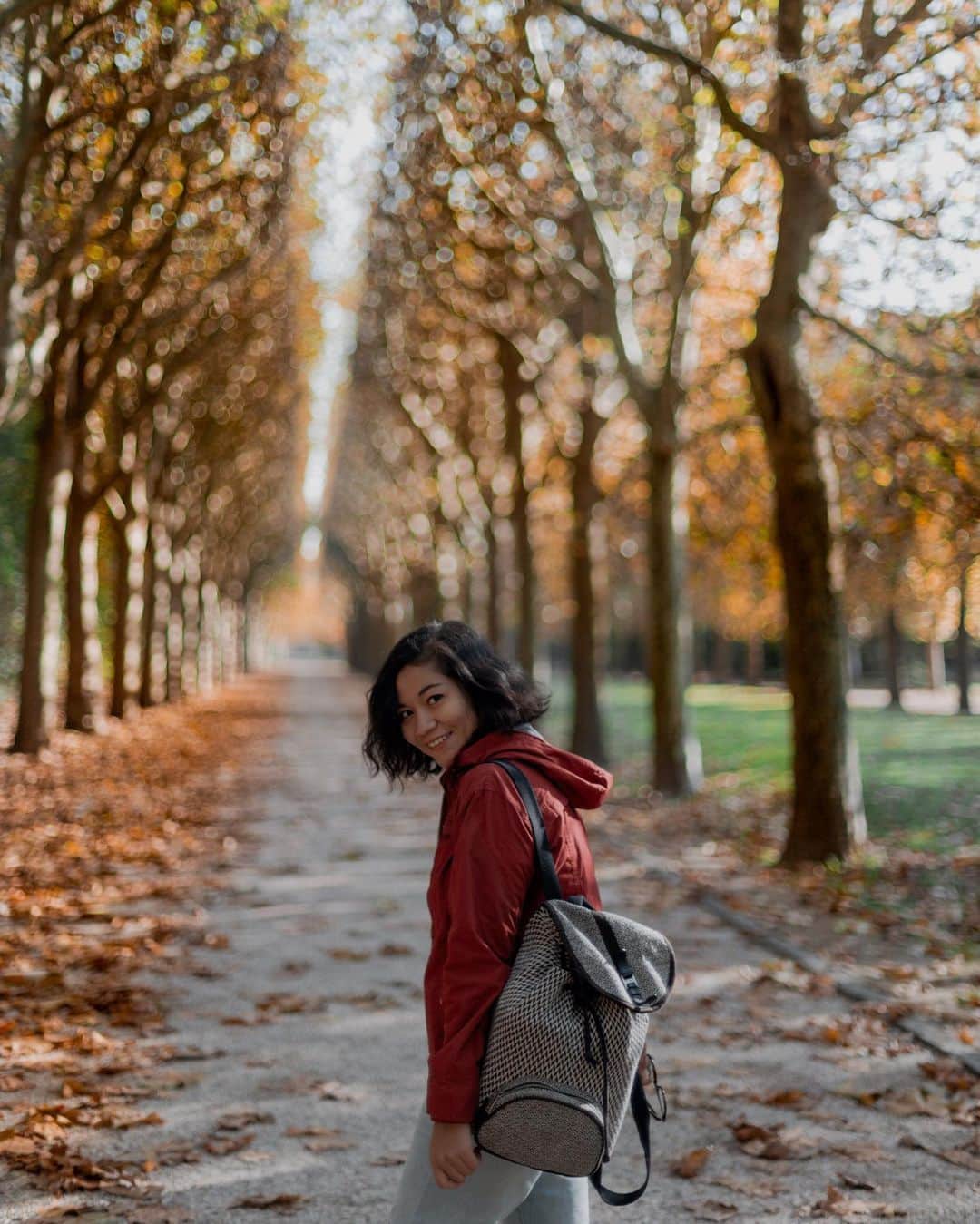 Putri Anindyaのインスタグラム：「Tell me something i don’t know (?)  Give me random facts in the comment section ✌🏼  oh anyway this is taken by @capra311 from my first autumn in 2017.」