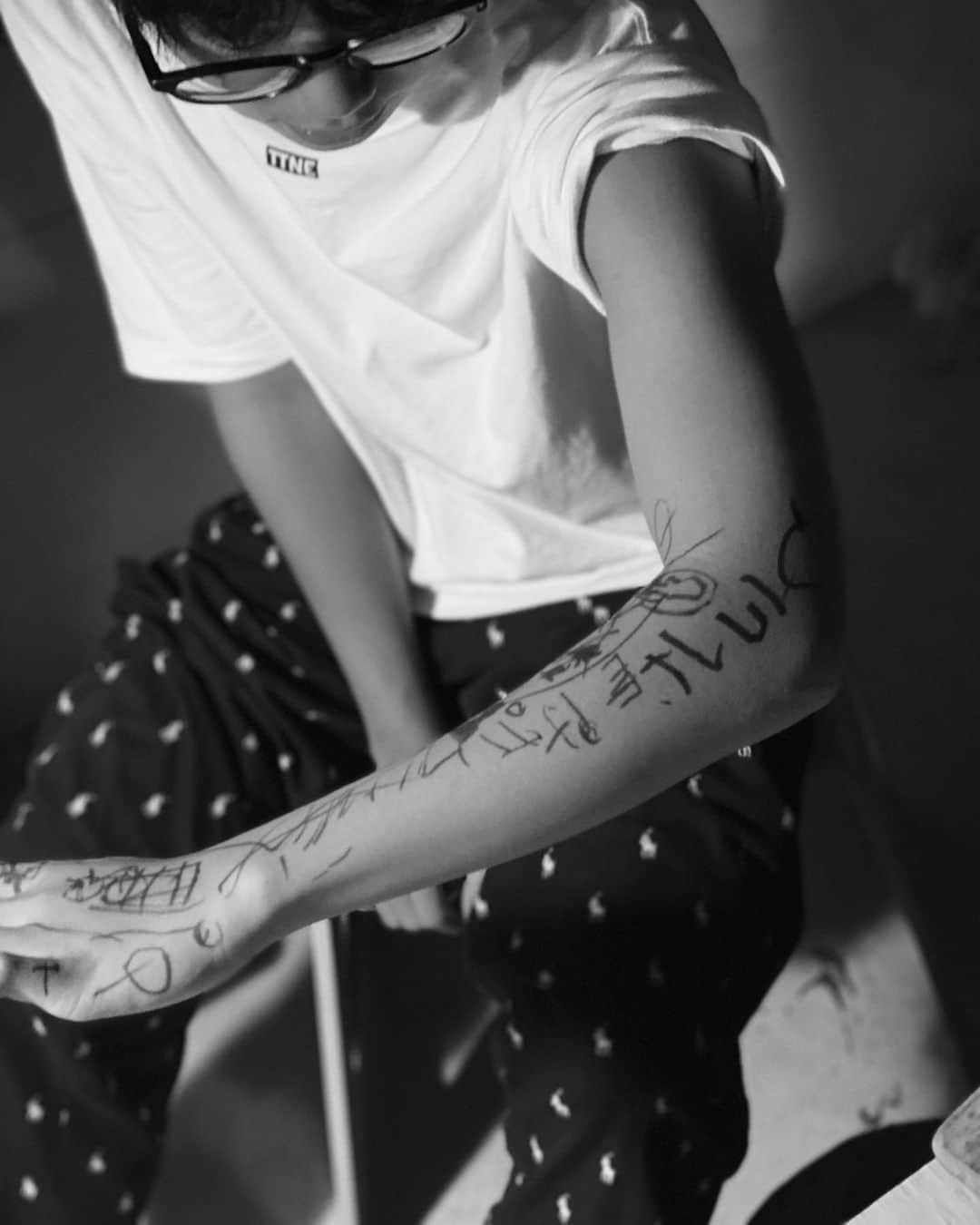 荻原桃子さんのインスタグラム写真 - (荻原桃子Instagram)「直島のARTに感化されまして  EITO画伯のART&サイン  お兄ちゃんの腕にもART😂✨  #eitokohashi #3歳8カ月」10月14日 22時04分 - momokoogihara