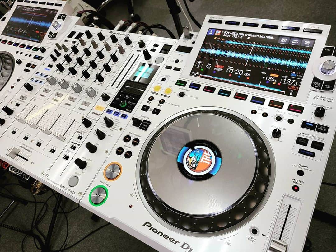 DJ KOOさんのインスタグラム写真 - (DJ KOOInstagram)「Pioneer CDJ-3000-Wで配信！！ 読み込みの速さ、一目で操作&情報がわかる9インチのタッチディスプレイ！！ これはよりパフォーマンスに気合いと集中出来ますね！！ あとプレイ中に曲を止めずに飛ばし聞きが出来るLINK CUEがメチャ便利！！   #pioneerdjjapan @pioneerdjjpn   #cdj3000 #dj #DJKOO」10月14日 21時59分 - dj_koo1019