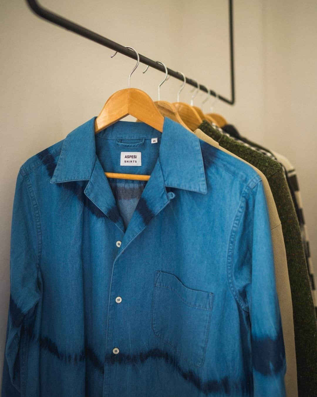 MR PORTERのインスタグラム：「@aspesiofficial's shirt is made from substantial cotton-chambray, so it'll work just as well solo with chinos as it does when styled as an overshirt. It's fitted with a relaxed camp collar and washed shades of navy and light-blue for a cool tie-dye effect. Head to the link in bio to add to your closet. #MRPORTERatHome」