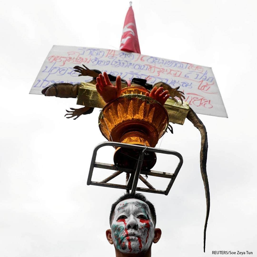 ABC Newsさんのインスタグラム写真 - (ABC NewsInstagram)「A person takes part in a Thai anti-government mass protest, on the 47th anniversary of the 1973 student uprising, near the Democracy monument, in Bangkok, Thailand. #bagkok #thailand #protests」10月14日 22時00分 - abcnews