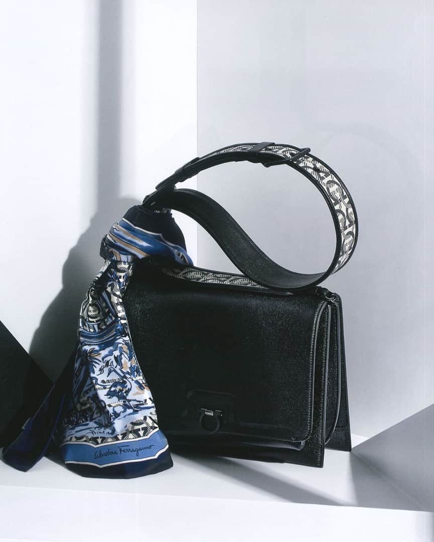 サルヴァトーレ・フェラガモのインスタグラム：「Understatedly chic with a touch of the iconic, the new Trifolio shoulder bag with the graphic gancini strap emerges as the most coveted piece of the season, as seen on the pages of @harpersbazaarhk #FerragamoTrifolio」