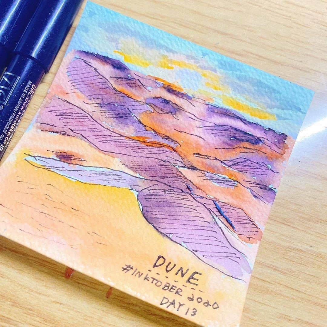 Kuretakeさんのインスタグラム写真 - (KuretakeInstagram)「リアルブラッシュの色遣いやぼかし方がとても素敵です！砂丘の夕焼けがうまく表現されています。  I love the real blush coloring!  The sunset over the dunes is well expressed.  Art by: @@ayu__yomo  Made with: 1. ZIG Cartoonist MANGAKA 2. ZIG クリーンカラーリアルブラッシュ/ZIG CLEAN COLOR Real Brush  #kuretake_inktober #kuretake #kuretakezig #inktober #inktober2020 #呉竹 #インクトーバー #インクトーバー2020 #kuretakeinktober #blackandwhite #kuretakebrushpen #blackandwhiteart #zigmangaka #zigcartoonist #呉竹筆ペン #zigcleancolorrealbrush #zigcleancolor #inktober2020dune #inktoberday13」10月14日 22時01分 - kuretakejapan