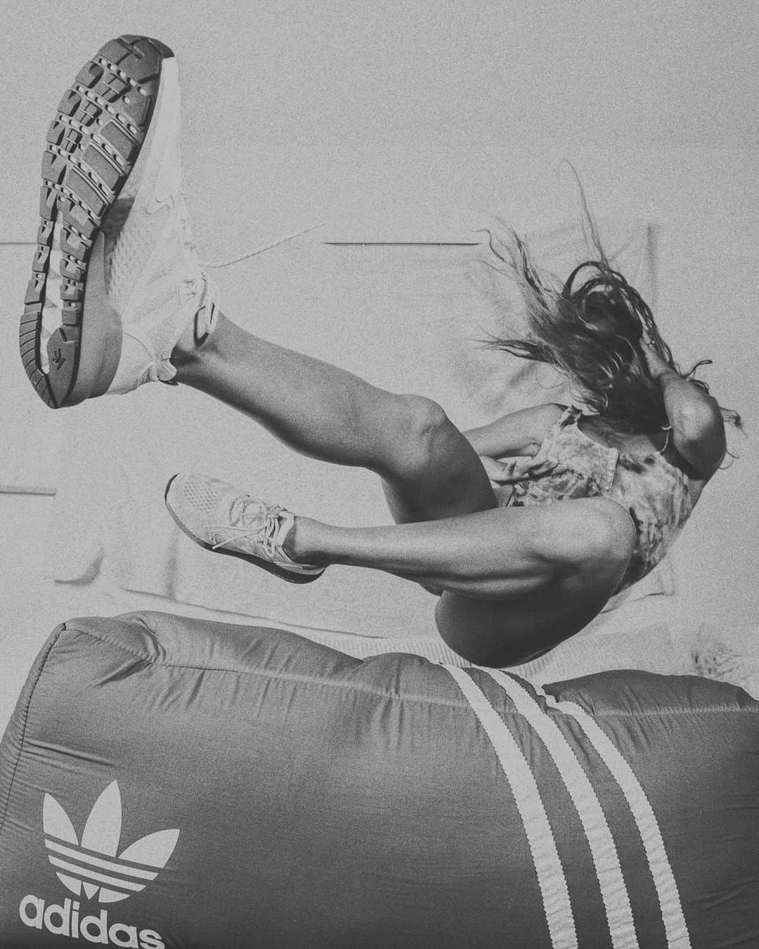 ケルシー・ロビンソンのインスタグラム：「Black & white, color, or cat getting stuck in a bean bag chair? You decide. Comment with your favorite👇🏼....  ps the #adidasZX 2K boost has never been cozier. @adidasoriginals #adidasZX #createdwithadidas🔵」