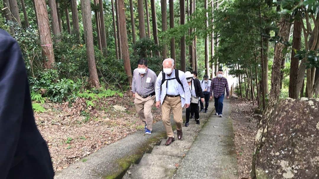 小谷あゆみさんのインスタグラム写真 - (小谷あゆみInstagram)「静岡県川根本町 #久野脇 #くのわき #ふじのくに美しく品格のある邑 農村評価委員現地調査2回目〜 川根本町@久野脇 日本には美しい邑がある 茶を生産するために美しくなった #大井川鐵道  この地域資源をどう存続させるか 人を呼び込みお金を落としてもらう仕組みをつくるか 川湯温泉も近くキャンパーはいても地域経済活動に結びつかないそう ううむむむでもこの景観実際に目の当たりにしたらふつうにすごくないですかあ。#静岡のブルゴーニュ　とな付けた 過去に　#静岡のマチュピチュ　は既にわたし達調査団が入って命名したからね 秘境×農業農村　こんなおもしろいコンテンツないのにね 明日も早い おやすみ」10月14日 22時01分 - vegeanaayu