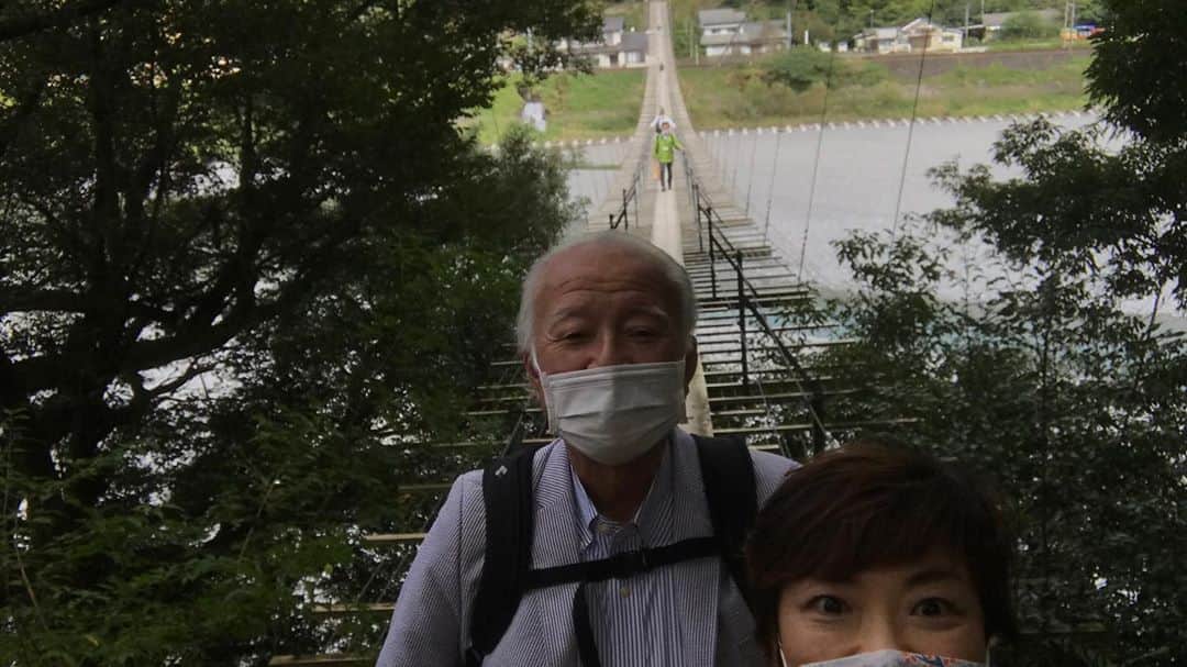 小谷あゆみさんのインスタグラム写真 - (小谷あゆみInstagram)「静岡県川根本町 #久野脇 #くのわき #ふじのくに美しく品格のある邑 農村評価委員現地調査2回目〜 川根本町@久野脇 日本には美しい邑がある 茶を生産するために美しくなった #大井川鐵道  この地域資源をどう存続させるか 人を呼び込みお金を落としてもらう仕組みをつくるか 川湯温泉も近くキャンパーはいても地域経済活動に結びつかないそう ううむむむでもこの景観実際に目の当たりにしたらふつうにすごくないですかあ。#静岡のブルゴーニュ　とな付けた 過去に　#静岡のマチュピチュ　は既にわたし達調査団が入って命名したからね 秘境×農業農村　こんなおもしろいコンテンツないのにね 明日も早い おやすみ」10月14日 22時01分 - vegeanaayu