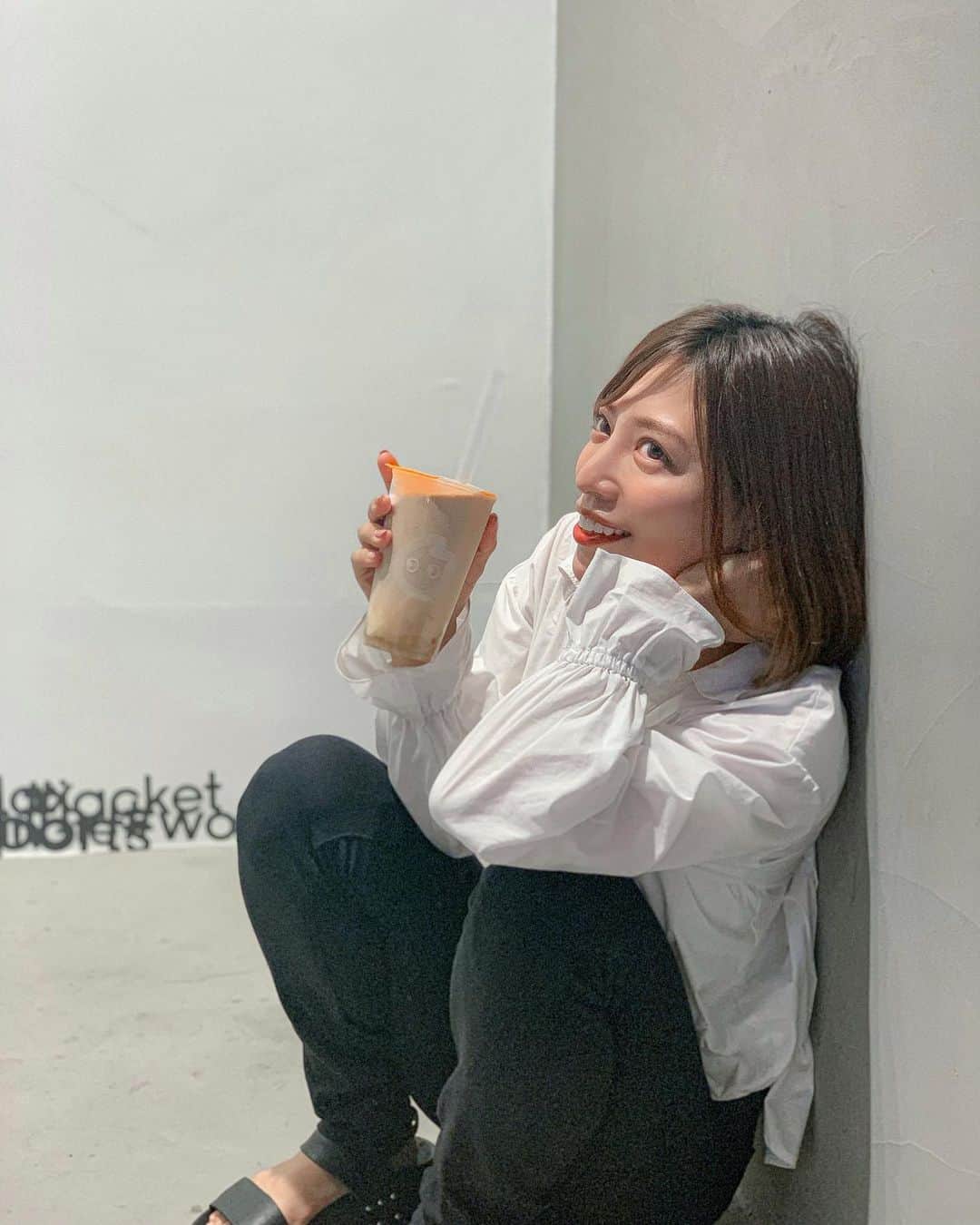 和希詩織さんのインスタグラム写真 - (和希詩織Instagram)「🟤🟤🟤#タピ活 ❓ . . . めちゃ気になってたQQプリンミルクティー🍮🟤🟤🟤 めっちゃお芋感がめちゃミルクティーに合う🤤💕 . . どうやら私芋系ミルクティーが好きらしい❣️ QQってゆうのはCoCo都可で 「タロイモとサツマイモのお団子『芋圓(ユーユェン)』の意味で✨ . . . タピオカはQQのミルクティーは入ってなくてお餅のような柔らかい食感が特徴のタロイモのもちもちが入っててタピオカよりこっちの方が好きかも😳💘 . . . サツマイモの甘みがふんわり広がるミルクティーで食感はもちもちで ときおりプリンが顔を出してくる感じ❣️ . . . 私は甘さ控えめで注文したけど 甘さとか氷の量選べてイイね😆💕 1番ステキなのは 氷のゼロでもミルクティー満タンなところが神👏 ミルクティーが薄まらなくて最高💯 . . . . . . .  @cocotea.jp  #CoCo都可 #渋谷カフェ #ココトカ #新商品 #pr #トリドリベース#タロイモ#ミルクティー#qqプリンミルクティー #芋スイーツ #🍠」10月14日 22時02分 - kazukishiori