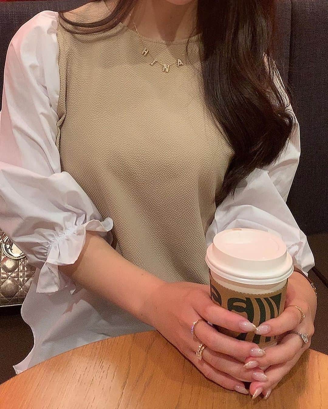 𝐇𝐈𝐍𝐀𝐊𝐎さんのインスタグラム写真 - (𝐇𝐈𝐍𝐀𝐊𝐎Instagram)「是非2枚目の動画をご覧ください🥰 先日のランチ😋✨ ・ 🍳白いオムライス 🍳 中はとろーり卵と 海老🍤がごろごろシーフードピラフ😳❣️💕 ・ カマンベールチーズのソースです🥺 無限に食べられそうなくらい美味しい🍳！ 和風ソースも別添えであるので 飽きずにペロリと😋 ランチだったので、スープもサラダもありました お腹いっぱいいただきました🍳🧀✨ ・ またすぐ食べに行きたいな🥺❣️ ・ ・ スタバの写真は同じ服だったのでついでに投稿🥰👌 ・ ・ #白いオムライス  #オムライスランチ  #ランチ巡り #カフェ巡り  #上野ランチ #上野グルメ  #秋晴れ #気持ちいい天気  ・ 🧀🧀🍳🥚」10月14日 22時11分 - loveis_tokyo