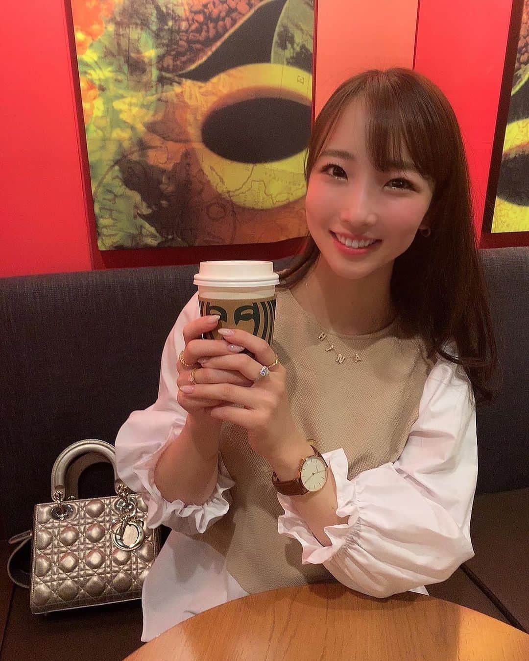 𝐇𝐈𝐍𝐀𝐊𝐎さんのインスタグラム写真 - (𝐇𝐈𝐍𝐀𝐊𝐎Instagram)「是非2枚目の動画をご覧ください🥰 先日のランチ😋✨ ・ 🍳白いオムライス 🍳 中はとろーり卵と 海老🍤がごろごろシーフードピラフ😳❣️💕 ・ カマンベールチーズのソースです🥺 無限に食べられそうなくらい美味しい🍳！ 和風ソースも別添えであるので 飽きずにペロリと😋 ランチだったので、スープもサラダもありました お腹いっぱいいただきました🍳🧀✨ ・ またすぐ食べに行きたいな🥺❣️ ・ ・ スタバの写真は同じ服だったのでついでに投稿🥰👌 ・ ・ #白いオムライス  #オムライスランチ  #ランチ巡り #カフェ巡り  #上野ランチ #上野グルメ  #秋晴れ #気持ちいい天気  ・ 🧀🧀🍳🥚」10月14日 22時11分 - loveis_tokyo