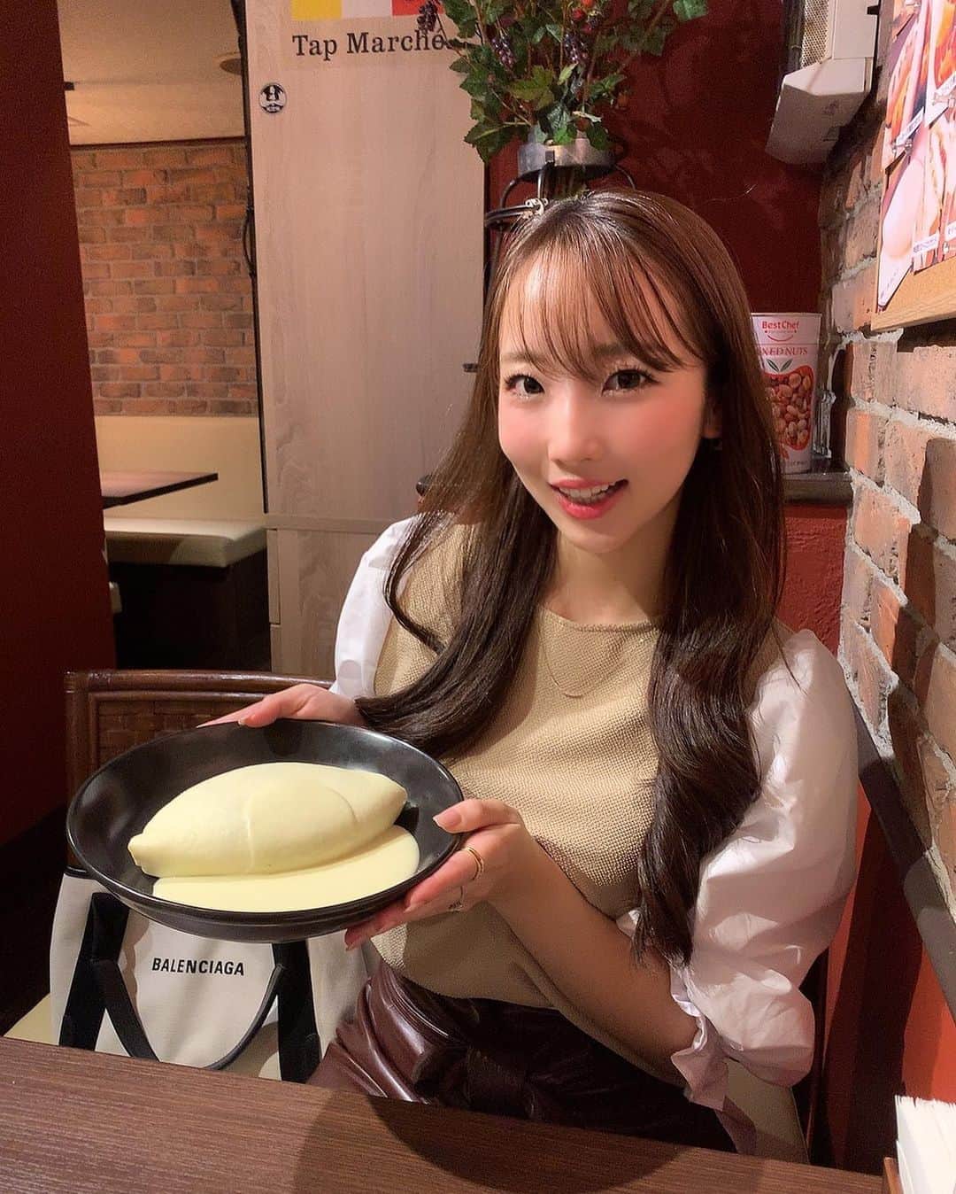 𝐇𝐈𝐍𝐀𝐊𝐎さんのインスタグラム写真 - (𝐇𝐈𝐍𝐀𝐊𝐎Instagram)「是非2枚目の動画をご覧ください🥰 先日のランチ😋✨ ・ 🍳白いオムライス 🍳 中はとろーり卵と 海老🍤がごろごろシーフードピラフ😳❣️💕 ・ カマンベールチーズのソースです🥺 無限に食べられそうなくらい美味しい🍳！ 和風ソースも別添えであるので 飽きずにペロリと😋 ランチだったので、スープもサラダもありました お腹いっぱいいただきました🍳🧀✨ ・ またすぐ食べに行きたいな🥺❣️ ・ ・ スタバの写真は同じ服だったのでついでに投稿🥰👌 ・ ・ #白いオムライス  #オムライスランチ  #ランチ巡り #カフェ巡り  #上野ランチ #上野グルメ  #秋晴れ #気持ちいい天気  ・ 🧀🧀🍳🥚」10月14日 22時11分 - loveis_tokyo