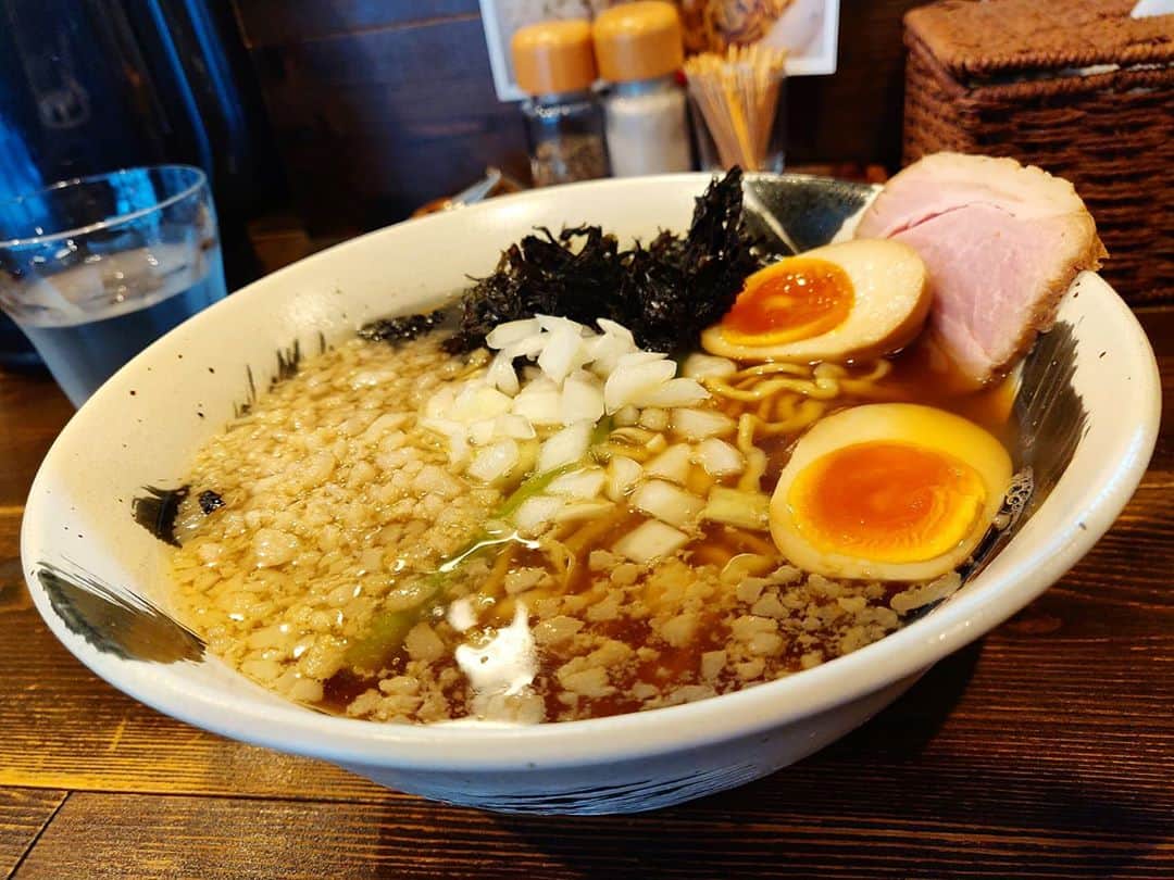 のインスタグラム：「背脂中華そば+肉飯 中華そば亜熱帯 無性に煮干しなラーメンを食べたくなり、行ける距離で煮干しな店を探したら…そうだ亜熱帯。オープン当初振り。背脂なメニューを見つけて思わずポチ。 じんわりと、丁寧に煮干出汁が効いたスープ。背脂のコクも合わさっている。縮れた太麺もうまい。肉飯はチャーシューが柔らかくてクセなく肉肉しくてうまかった。 お店出たら隣のたこ焼き屋に並んでいる人が沢山いてそっちが気になった😅」