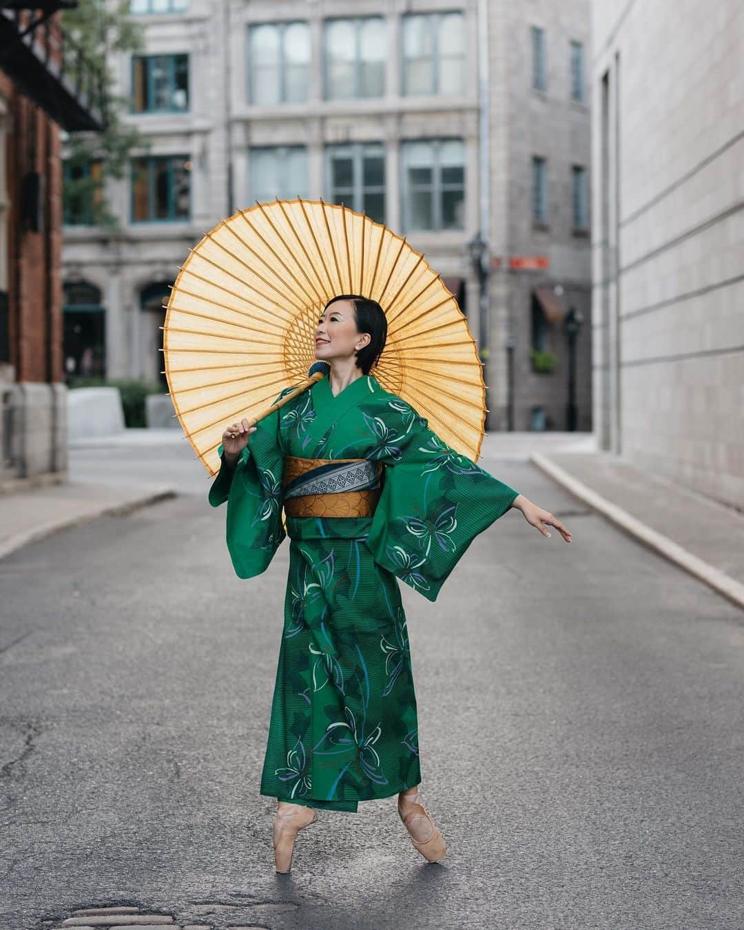 のインスタグラム：「It’s autumn🍁in Montreal now, but throwing back to August🥰☀️🇨🇦 It was such a fun shooting😇👘🩰 . . . Beautiful yukata by @kimonovintage 👘✨ Hair & make up by @yukahair_mtl 💇‍♀️👍💄 Photo by @melika.dez 😍📸 the best!! Thank you soooooo much🙏🌈💕 ありがとうございました😇🇯🇵」