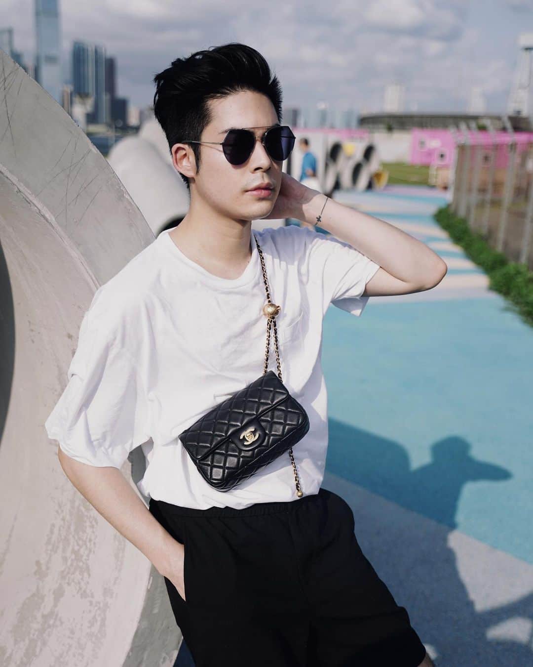 Christoffer Chengのインスタグラム：「How small is too small? @chanelofficial #boyswithbags」
