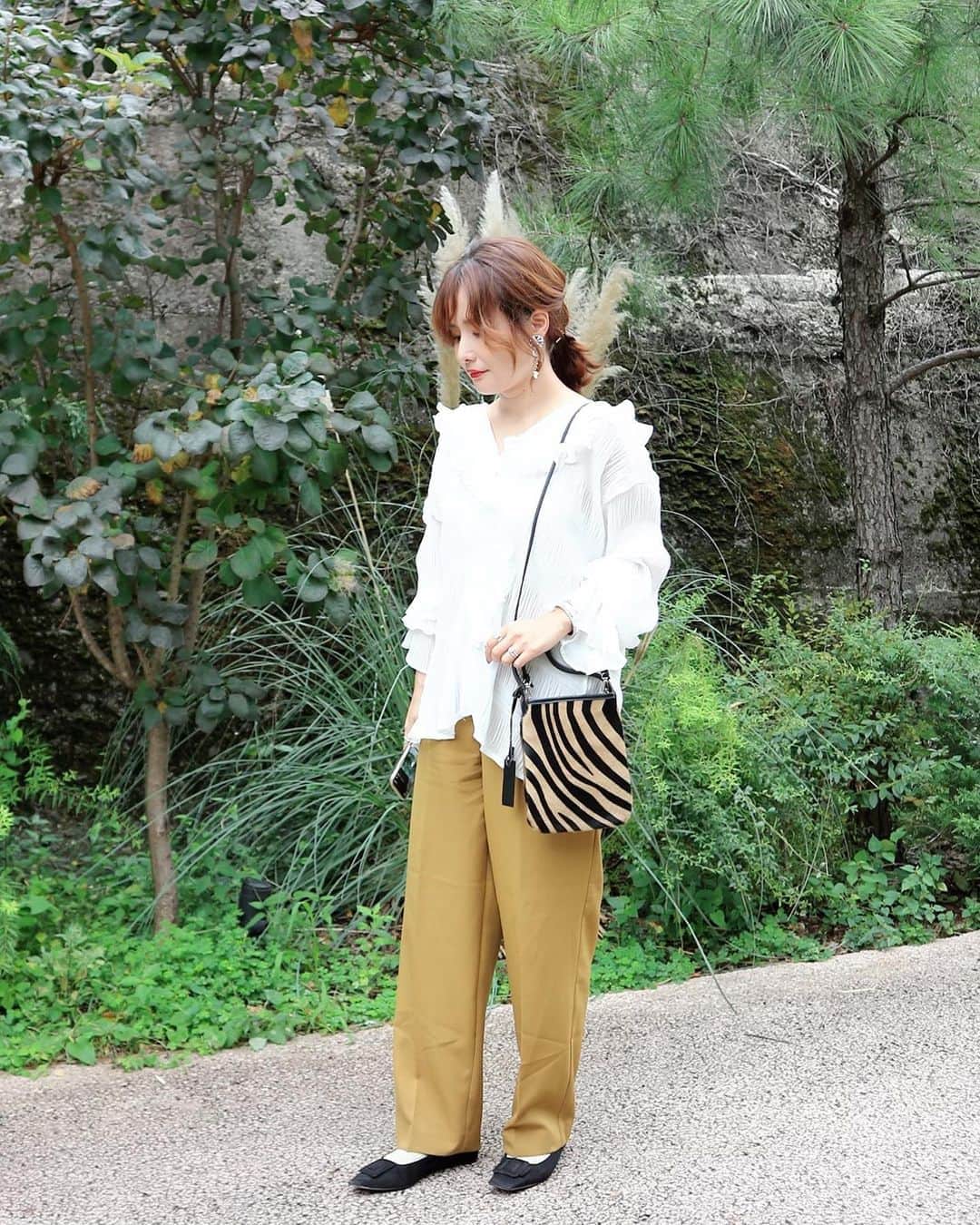 宮崎真梨子さんのインスタグラム写真 - (宮崎真梨子Instagram)「‥ ハラコのバックが欲しくてこちらをGET。小さめが可愛いんだよねぇ。 ∵ ∵ #1erarrondissement #marcomasi #ハラコバッグ #小さめバッグ #通勤コーデ #お仕事コーデ  #大人ファッション #30代コーデ #アラフォーコーデ #大人可愛い #ミヤマリ #vocest #vocemagazine #美容ブロガー #インフルエンサー #超未熟児ママ #ママ #ワーママ #ワーママコーデ #男の子ママ #mamagirl #おしゃれさんと繋がりたい #男の子ママと繋がりたい　 #ボトムス (M3060) #てらさんコラボ #gu #gu購入品 #レタラー #レタラーさんと繋がりたい #神戸レタス購入品」10月14日 22時08分 - miyamari92