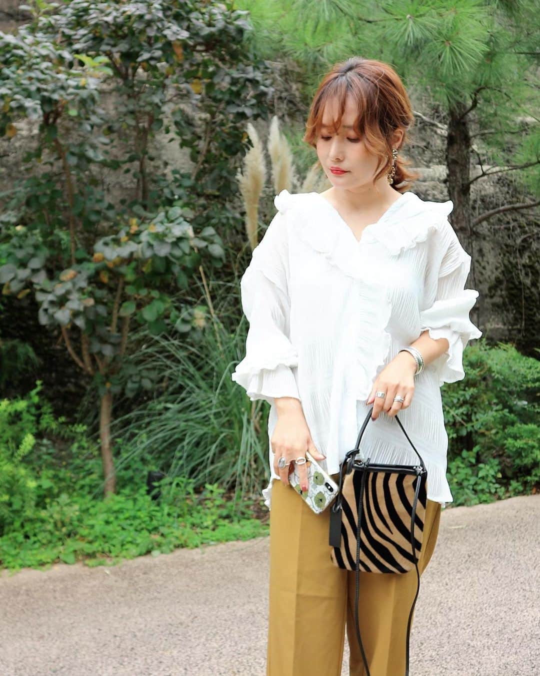 宮崎真梨子さんのインスタグラム写真 - (宮崎真梨子Instagram)「‥ ハラコのバックが欲しくてこちらをGET。小さめが可愛いんだよねぇ。 ∵ ∵ #1erarrondissement #marcomasi #ハラコバッグ #小さめバッグ #通勤コーデ #お仕事コーデ  #大人ファッション #30代コーデ #アラフォーコーデ #大人可愛い #ミヤマリ #vocest #vocemagazine #美容ブロガー #インフルエンサー #超未熟児ママ #ママ #ワーママ #ワーママコーデ #男の子ママ #mamagirl #おしゃれさんと繋がりたい #男の子ママと繋がりたい　 #ボトムス (M3060) #てらさんコラボ #gu #gu購入品 #レタラー #レタラーさんと繋がりたい #神戸レタス購入品」10月14日 22時08分 - miyamari92