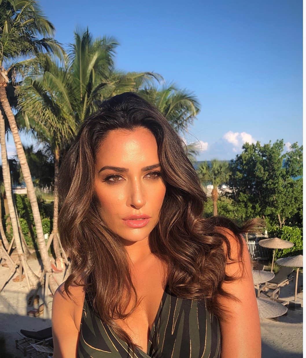 ドナ・フェルドマンのインスタグラム：「#bts moment today with my amazing hair/makeup master @victornoblepr snapping iPhone pics in between shots #2022campaign #miraclesuit」