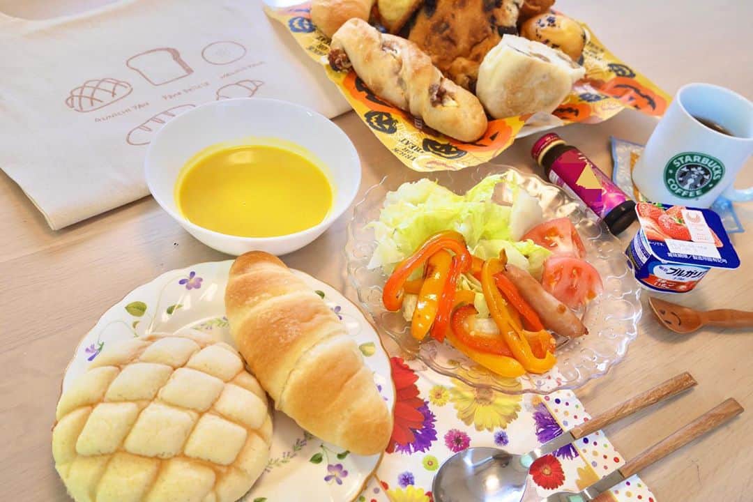 牧村麻美のインスタグラム：「おはです＼(^o^)／ 今日の朝ごパン🍞はテンション上がった日♡ オンライン注文していた、メロンパンで有名な#グンイチパン のパン達が届いてたからねーーー まんぷくパンセットを頼んだんだけど、この倍の量が届きました（pic3枚目）🥐 シンプルなものから、お食事系スイーツ系と、たくさんのラインナップがあって、にんまりにんまり♡ まずは人気のメロンパンと塩バターパンをチョイス。カリッカリでもっちりしっとり♡ うーーーーん、さいこーーーな朝！（am5時←）  #それぞれ好きなものチョイスしたけど #結局みんなで色んな種類を分け分けして食べたよ #パンの為だけに新幹線で京都に行った事もある私ですが #今はオンライン注文が出来るパン屋さん増えてありがたいったらありゃしなーい #今なら左上の可愛いエコバッグが付いてくるお #先着100名いそげー  #男の子ママ#兄弟ママ#パン好き#パン#朝ご飯#朝ごパン #パーネデリシア #panedelicia #グンイチパン #メロンドパーネ #melondpane #パン屋 #パン #bakery #ベーカリー #パンのある暮らし #パン屋さん巡り #パン屋巡り #パン好き  #群馬 #お取り寄せパン #お取り寄せグルメ #PR」