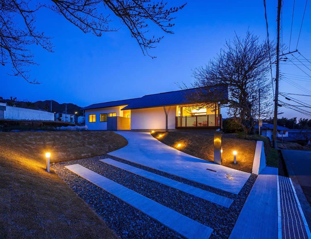 のインスタグラム：「外観夕景♪ : ■haus-plum■ 兵庫県神戸市北区有野町 #haus_plum : #暮らし #自然 #一戸建て #住宅 #夕景 #外観 #生活 #エクステリア #設計 #建築家とつくる家 #外観デザイン #玄関 #梅の木 #神戸 #平家 #建築家 #注文住宅 #家づくり #設計事務所 #architect #architecture #exterior #facade #plum #housedesign #home #instahouse #house #一級建築士事務所haus」