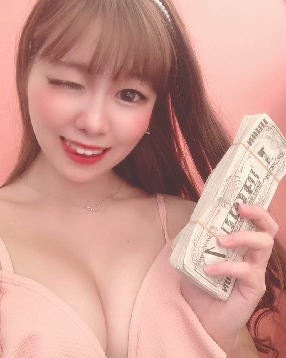 のインスタグラム：「３部までありがとうございました❤️ 今日はお休みいただいてます☺️ . . #バーレスク大阪#バーレスク大阪えれな#バーレスク#水着#ビキニ#ショーガール#グラビア#北新地#大阪#アイドル#夜遊び#キャバクラ#エロ可愛い#童顔巨乳#ロリ巨乳#清楚#ロリ顔#むちむち女子#バーレスク東京#清楚ギャル##gotoトラベル#ナイトスポット#ショークラブ #burlesque#burlesqueosaka#idol#gravure#girl#kitashinchi」