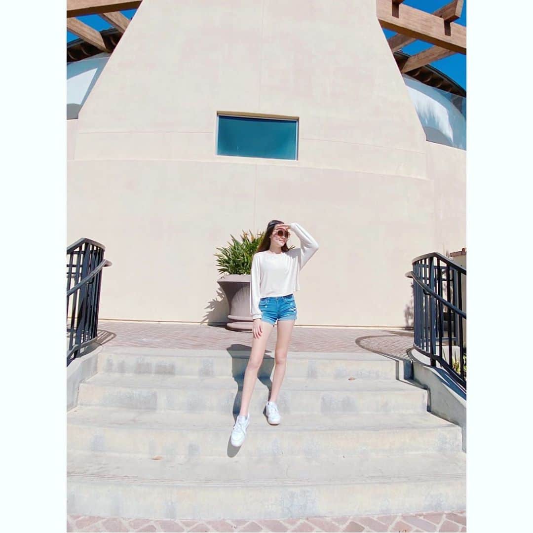 のインスタグラム：「Good morning!﻿☀️ 気分は秋なのに涼しくならないー ﻿ ﻿ ﻿ ﻿ ﻿ #西海岸ファッション　#古着　#サングラス #ロングヘアアレンジ　#中学2年生 #staysafe #teensfashion #streetfashion ﻿ #로스앤젤레스  #구제패션　#14살﻿」