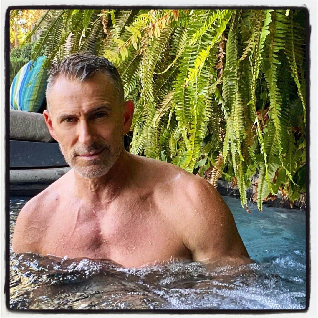 アダム・シャンクマンのインスタグラム：「Auditioning for Love Island: Covid Isolators in Paradise #vote」