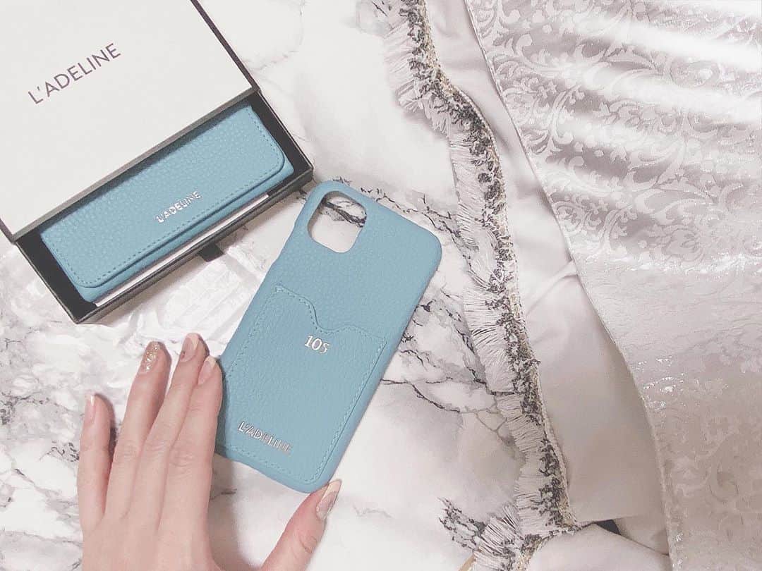 のインスタグラム：「おはようございます😊 ・ iPhoneケース新しくしたよ☻ @ladeline_official のきれいなwater blue✨ 実際はもうちょっと色が濃いめだけど可愛い♥︎ いつも目にするものだから、好きな色だといちいちテンションあがってしまう🙈 ・ 『あなたより美しいブランドはない」というコンセプト通り、色やデザインをチョイスできるのはもちろん、文字入れもできるよ😌お名前やイニシャルでもいいし私は数字にしたよ♪なぜ『105』なのかは5秒考えたらわかっていただけるかもです♡笑 ・ 背面にポケットがついてるからカードも収納できるの🛍 ほぼキャッシュレス生活だから助かる♥︎ ・ そして今なら抽選でティッシュケースが当たるキャンペーンも開催中で、クーポンコードで10%オフになるのでよかったら使ってね♪ クーポンコード▶︎saoritogo（※11月30日まで） ・ 他のデザインもカラーもすっごく可愛いので、ぜひみてみてね♩ ・ #おはよ#gm#ラデリンヌ#ladeline#スマホケース #iPhoneケース#iPhone11#アイフォンケース#レザー小物#ティシュケース#文字入れ#カスタマイズ#カスタマイズスマホケース#105#waterblue#青#ブルーが好き#青が好き#水色#水色が好き#置き画#置き画くら部#PR」