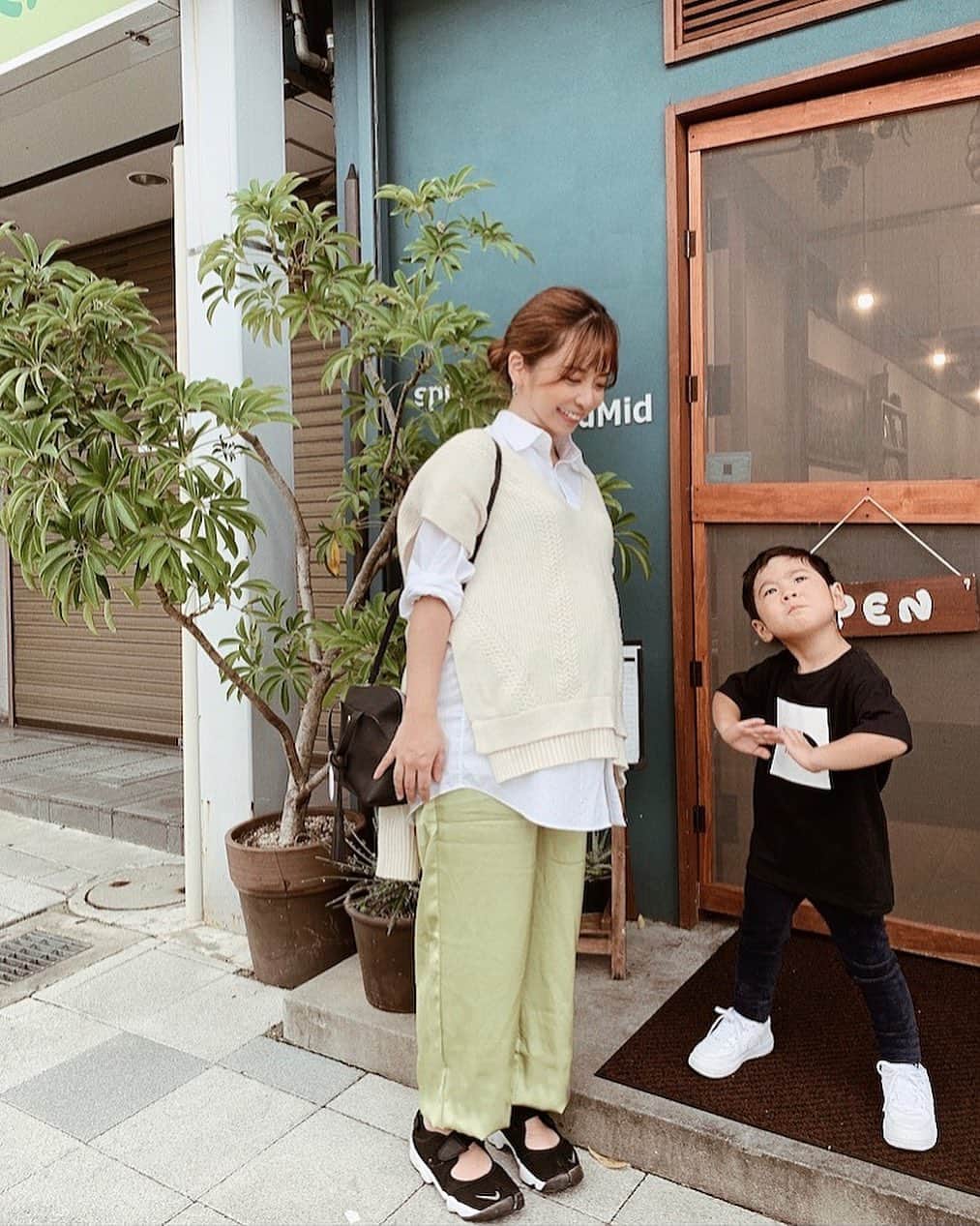 のインスタグラム：「* * * かわいいかわいい おちょけAOTO👦🏻と♡♡ * お腹パンパン過ぎて パパ👨🏽のシャツを借りたよ🤫🤫笑 📷: misae * 地元でスープカレーlunch🍛 * * * #妊婦#妊婦コーデ#臨月#ぷんにー#ぷんにーらいふ#マタニティ#matanity#ママリ#初マタ#マタママ#プレママ#秋コーデ#ニットベスト#低身長コーデ#マタニティコーデ#マタニティーライフ#男の子ママ予定#11月出産予定#ランチ#カフェ#pregnant#令和2年ベビー#第一子妊娠中#ピスタチオカラー#lunch#babyinme」