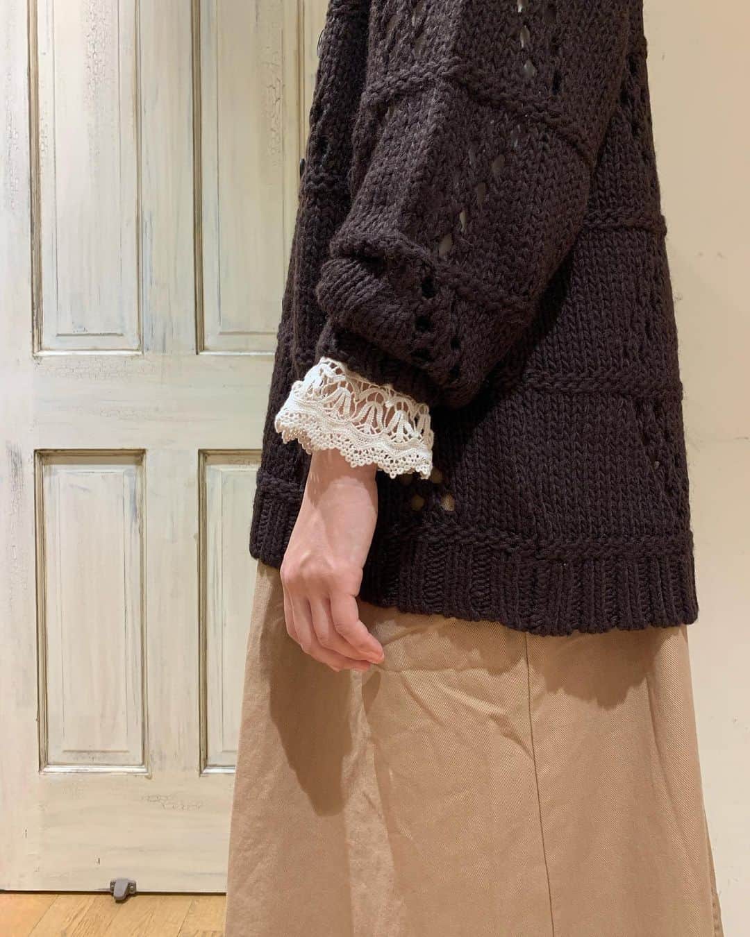 SM2olohuone LUMINE立川店さんのインスタグラム写真 - (SM2olohuone LUMINE立川店Instagram)「⠀ ⠀ ⠀⠀ 先日投稿しましたコーディネートに ジグザグとした透かし編みが 表情豊かなニットを、羽織って♩ 前後着なのでプルオーバーとしても着こなせます！  ⠀  ⠀ ⠀ ⠀ ⠀ ⠀ ⠀ 【 SamansaMos2 】 Knit ¥7.150 jumper skirt ¥6.600 blouse ¥6.050 hat ¥4.400 shoes ¥6.600 / すべて　tax incl. その他、スタッフ私物 身長:163㎝ ⠀ ⠀ ⠀ ⠀ ⠀ ⠀ ・・・・・・・・・・・・・・・・・・・・ ⠀ ⠀ ⠀ ⠀ ⠀ ⠀ ⠀ ⠀ ⠀⠀ ⠀ ※混雑時にはお客様、スタッフの 安心安全を考えて 入場規制をさせていただきます。 お時間には余裕を持ってご来店くださいませ。 皆様のご理解・ご協力を賜りますよう心よりお願い申し上げます。 ※ご来店に際しては、事前に ルミネ立川店ホームページの ｢お客様への大切なお知らせ｣と ルミネ立川店Instagram ｢ハイライト 来店時のお願い｣をご確認ください。  ⠀ ⠀ ⠀ ⠀ ⠀ ⠀ ⠀ ⠀ ⠀ ⠀  #2020#autumn#correction#tea#time#lumine#tachikawa#olohuone#fashion#samansamos2#tsuharu#girly#happy#fashion#life#staffsnap#love#me#秋#お茶の時間#ルミネ#リネン#ルミネ立川#サマンサモスモス#立川ルミネ#立川#ツハル#tsuharubysamansamos2 ⠀ ⠀⠀ ⠀ ⠀ ⠀⠀ ⠀ ⠀⠀」10月15日 8時02分 - sm2olohuone_lumine