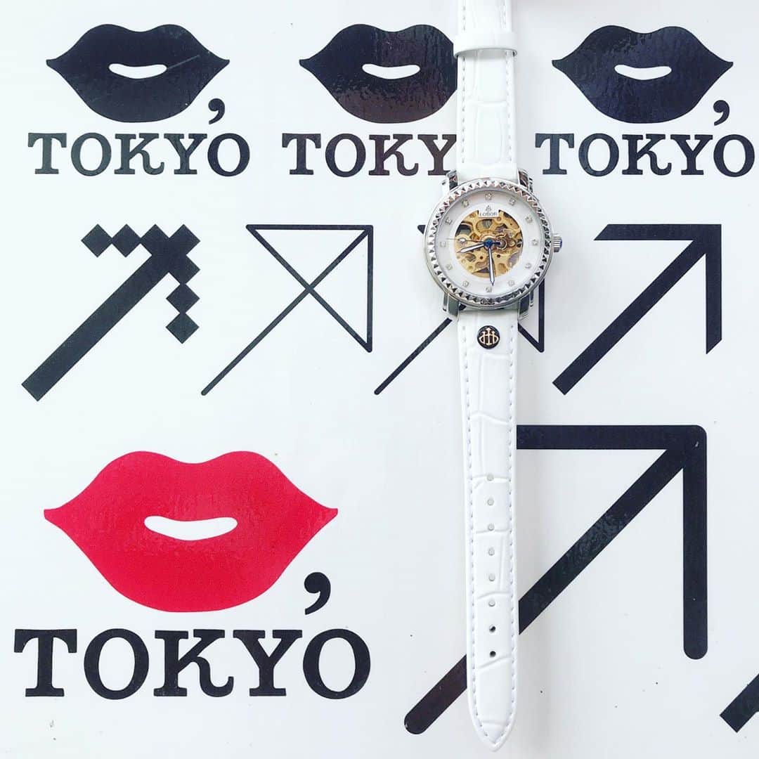ザ壁のインスタグラム：「TOKYO GIRLにオススメ👄  #lobor #ロバー #腕時計 #時計 #手元倶楽部   クーポンコードは 【kanaijf】 で10パーセントオフになります （クーポン使用期限は本日より1年間）  @loborjapan」