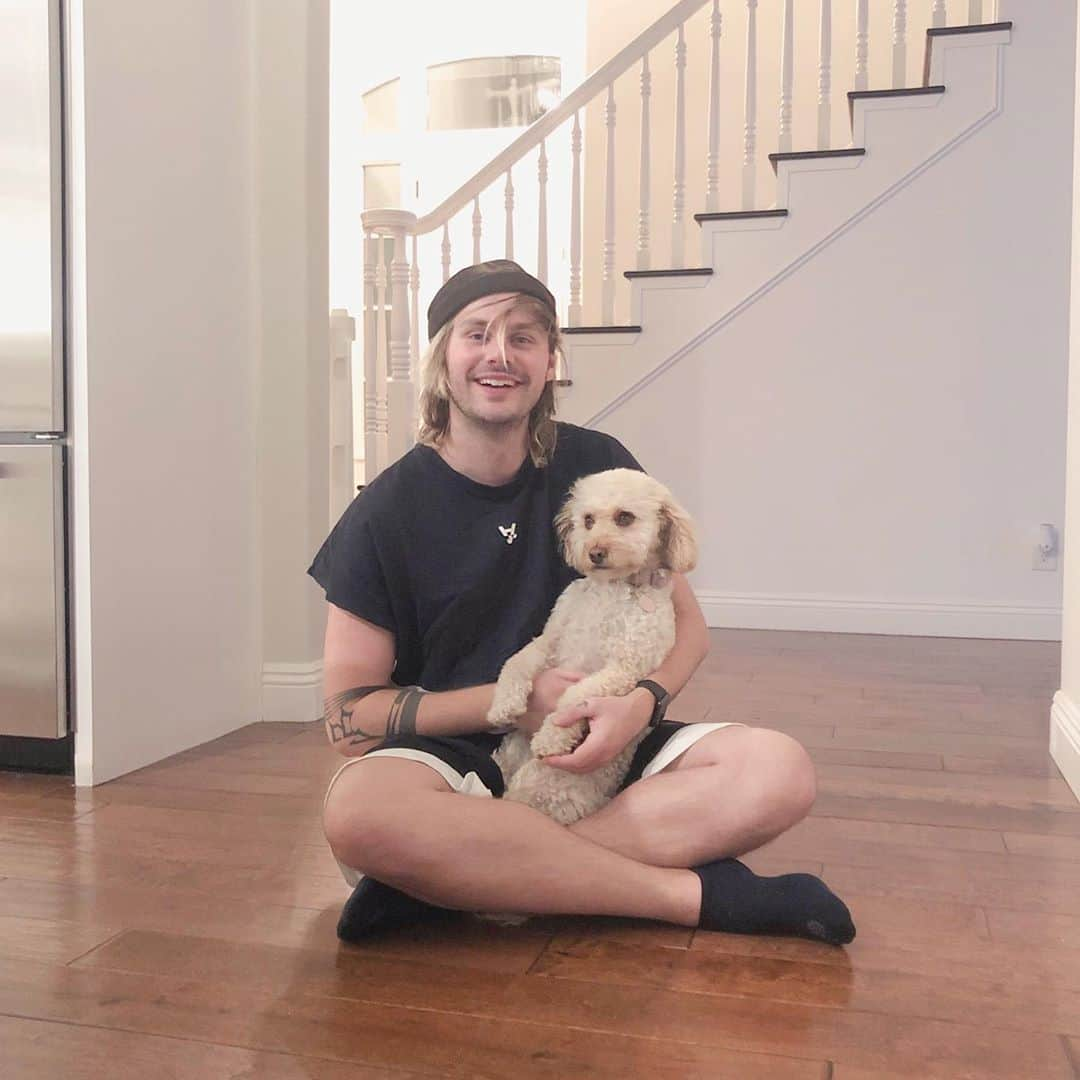 マイケル・クリフォードのインスタグラム：「hello from pre haircut me and my dog that looks like a literal child 🐶」