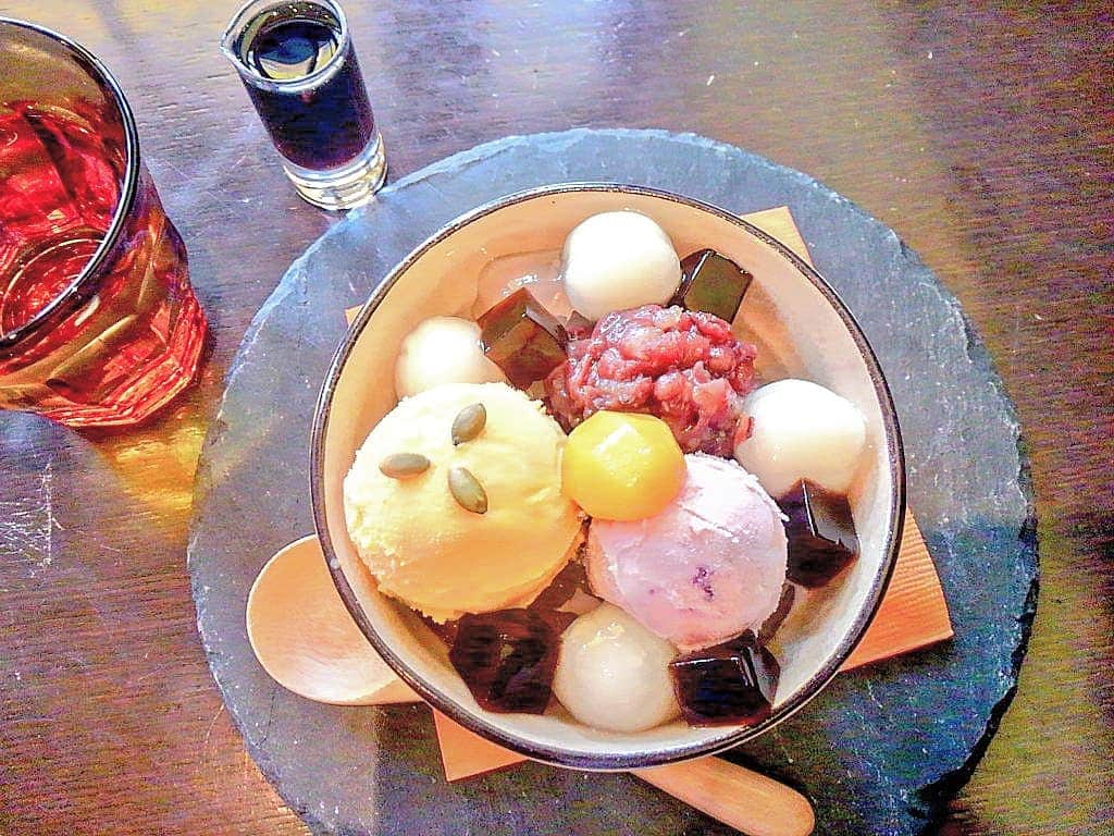 おいもカフェ金糸雀のインスタグラム：「. 秋の味覚、いも、栗、かぼちゃが一度に楽しめる『おいも鎌倉カボチャあんみつ』。 つるつるの寒天に濃厚な甘さが口に広がるかぼちゃアイスや紫芋アイス、栗の寒露煮をトッピングした秋の季節限定あんみつです(^^) 11月下旬頃までの販売(税込850円)。 . #おいもカフェ金糸雀 #おいもカフェ #鎌倉 #小町通り#湘南 #神奈川#カフェ #鎌倉カフェ #湘南カフェ #神奈川カフェ #鎌倉スイーツ #鎌倉グルメ #鎌倉デート #鎌倉散歩 #鎌倉旅行 #あんみつ #スイーツ #ハロウィン #秋 #紫芋 #かぼちゃ #パンプキン #かぼちゃスイーツ #かぼちゃアイス #かぼちゃ好き #秋スイーツ #いもくりかぼちゃ #かわいい #kamakura #가마쿠라 . 《おいもカフェ金糸雀》 営業時間：10:00-18:00(L.O.17:30) 定休日：水曜日 248-0006 神奈川県鎌倉市小町2-10-10 小町TIビル1F TEL：0467-22-4908」