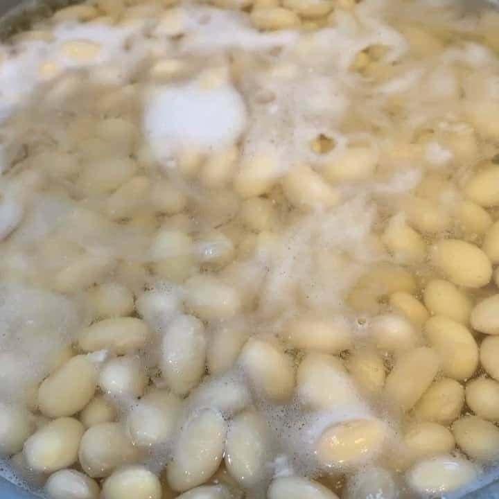 中澤裕子のインスタグラム：「今日は２度目のお味噌作り。  昨日から大豆を水に浸し、 今コトコト煮てます。  あく取り、はがれた皮とり 繰り返してこのあともう１時間ほど コトコトしようかな。  煮えたら 大豆を持ってお友だち宅で 作業しまーす。  今作るとお正月には 美味しいお味噌が出来上がるころ なんだって。  楽しみ☺️  #一人じゃできない #手づくりお味噌は美味しい #子ども達も大好き」