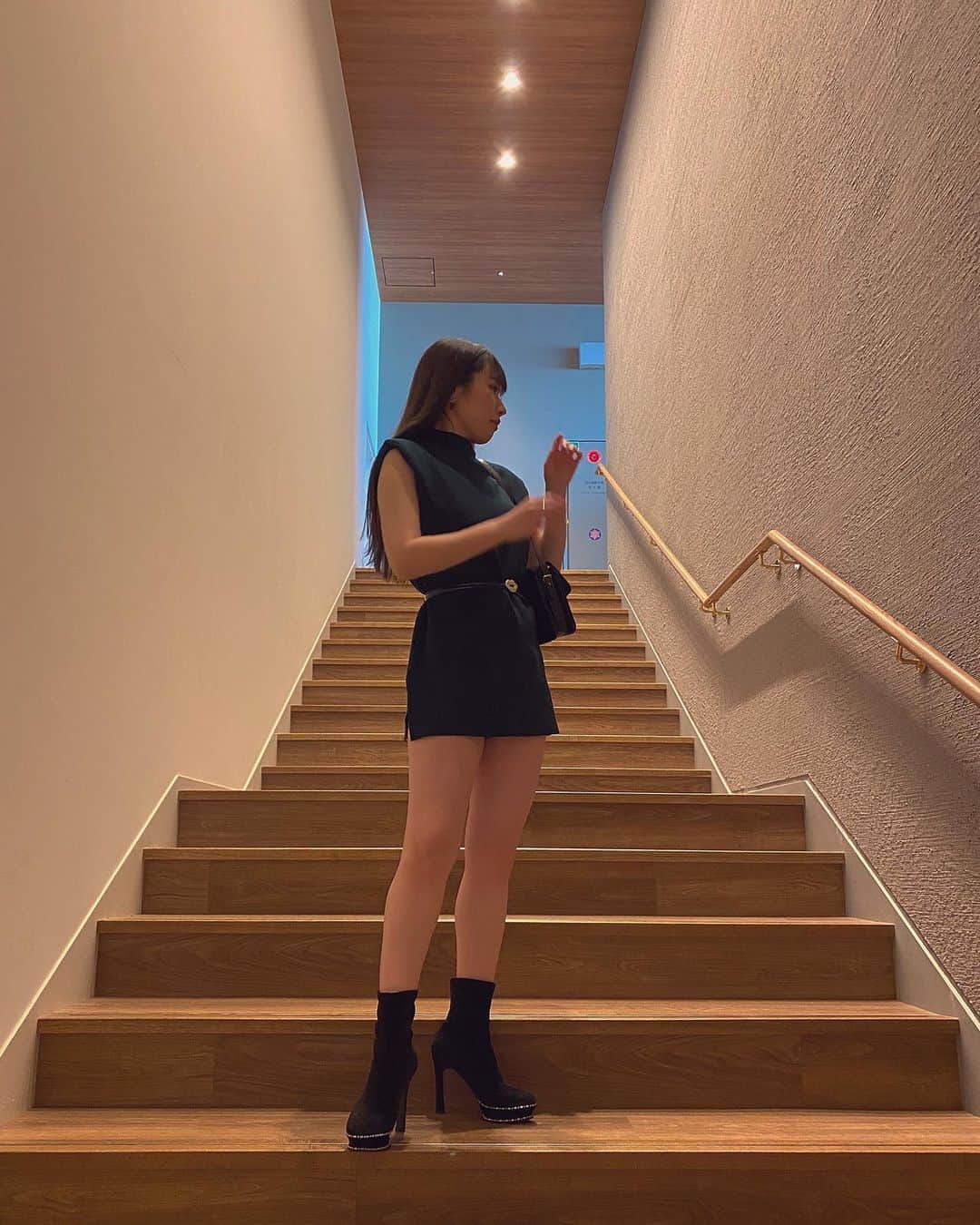 のインスタグラム：「ルーフトップに行くまで🚶‍♀️ 帰りはエレベーター発見して、エレベーターで戻る👟 右手高速移動中👋🏻  #インターコンチネンタル横浜pier8 #intercontinental #階段 #step #みなとみらい #fashion  #photo #likeforlikes  #photooftheday #instagood #igers #좋아요 #写真好きな人と繋がりたい #여행 #가족여행 #여행스타그램 #お洒落さんと繋がりたい #sexy #coodinate #zara #fashiongram  #onepiece #hairstyle #style #コーディネート #followｍe #follow #instalike #photooftheday #旅行好きな人と繋がりたい」