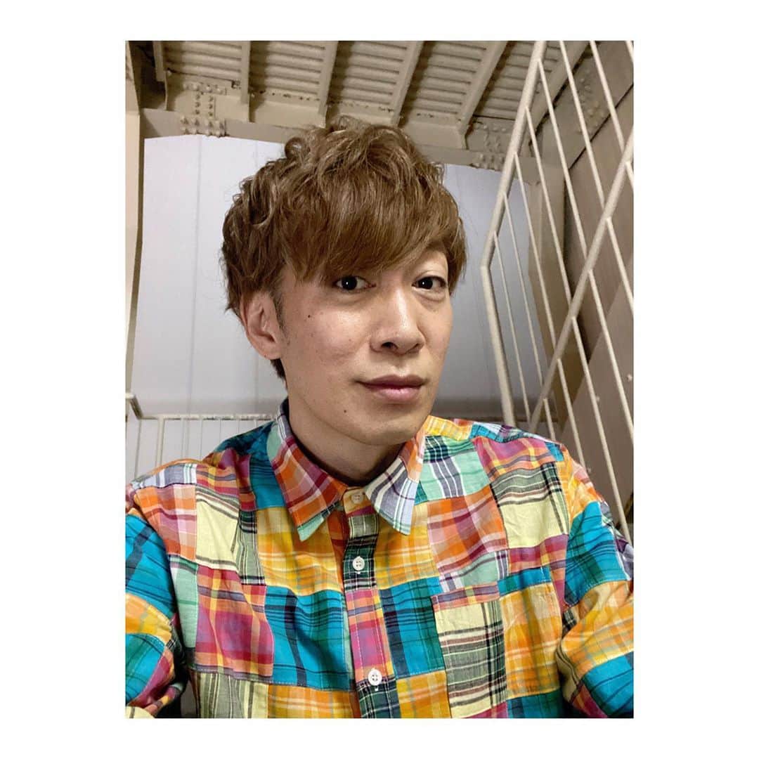 DJ U-ICHIのインスタグラム：「#ヒプ生 #ヒプ生引っ越し  YouTubeにて新たに番組もスタートということでDJとして参加させていただきました。 10月14日放送分のアーカイブは、一週間となっているようなのでご覧になりたい方は、ぜひぜひ！！ 今回、「教えてDJ」というコーナーではキャストみなさんにDJ教えたりしてます。と言ってもすぐ出来る物でもないですからね（笑） 恐らくみなさんがイメージしてるであろうスクラッチにフォーカス。 そして、1番の狙いは自分の声を自分でコスルといことです。見てる方もファンのみなさんも、きっと楽しんでもらえるんじゃないかな？と、考えて準備してみました。 何より本人達がめちゃくちゃテンション上がってて、最高に楽しい時間となりましたね。 豪華なステージセットの中、ライブ並みの音量でやれて、凄く久しぶりのステージ感もあって楽しかったです。 次回も楽しみです。 ネタ考えときます。てか、家帰ってアーカイブ見て思いついたけどね🙌 僕のYouTubeもよろしくお願いしますね。 #ヒプノシスマイク #リスタート #djuichi #djlife #utube #池袋 #渋谷 #フリースタイル」