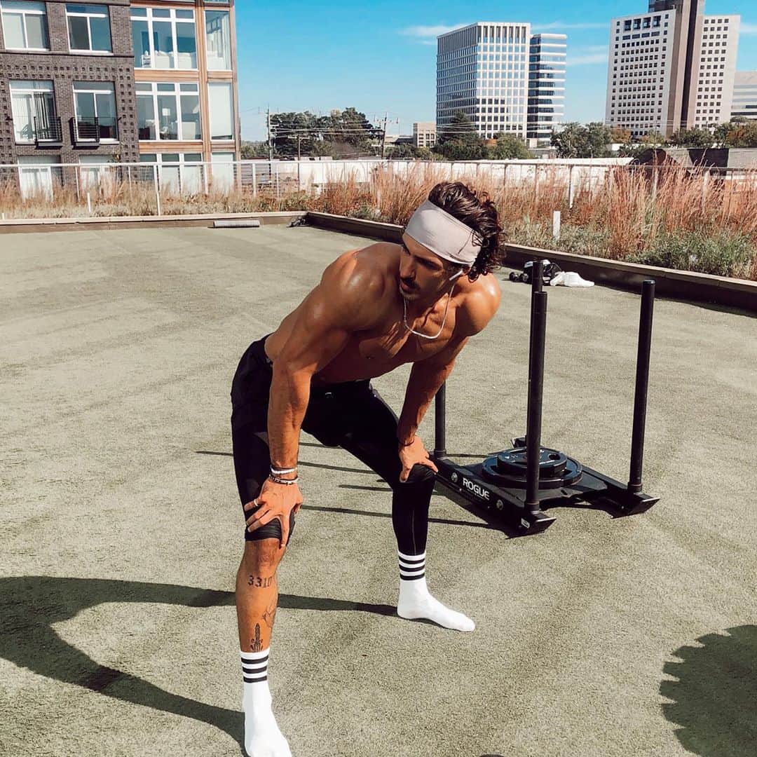 Steven Kellyのインスタグラム：「Sky is the limit. Motivation at an all time high (swipe —>) 💪🏽」