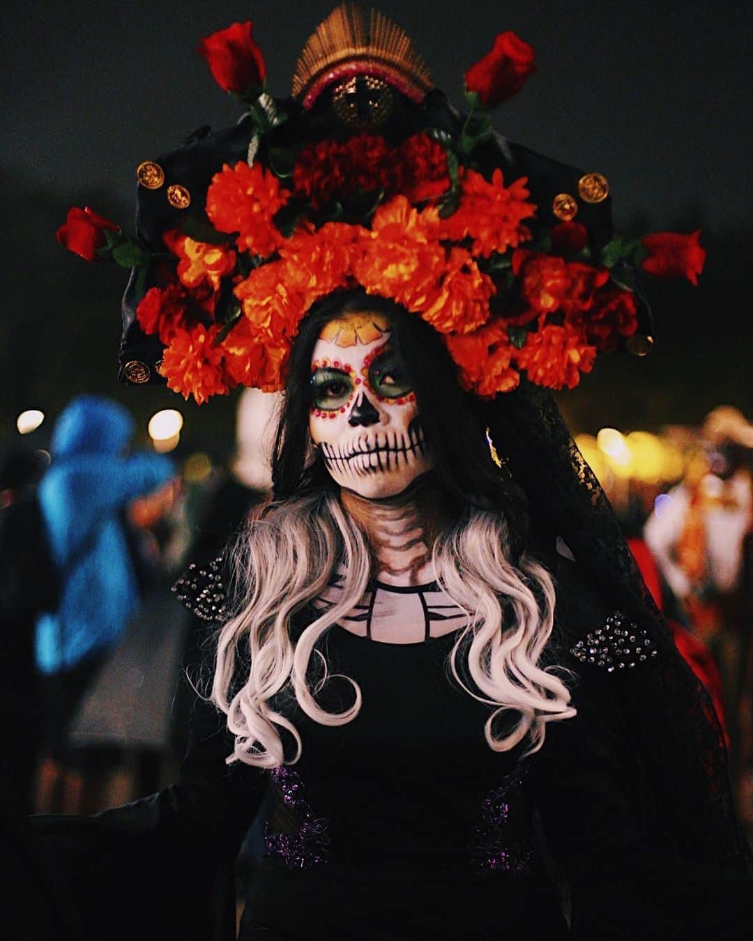 のインスタグラム：「Como seguramente no se hará nada de manera oficial (gracias Covid), decidí crear la #MarchaVirtualDeDiaDeMuertos 💀 le voy a rascar a ocho años (o algo así) de documentar ese día.  #Catrina #catrinamakeup #makeup #skullgirl #sugarskull #diademuertos #dayofthedead #mexicocity #elchadsantos #adorama #gettyreportage #magnumphotos #natgeo #catrin #adorama #メキシコ #メキシコシティ」
