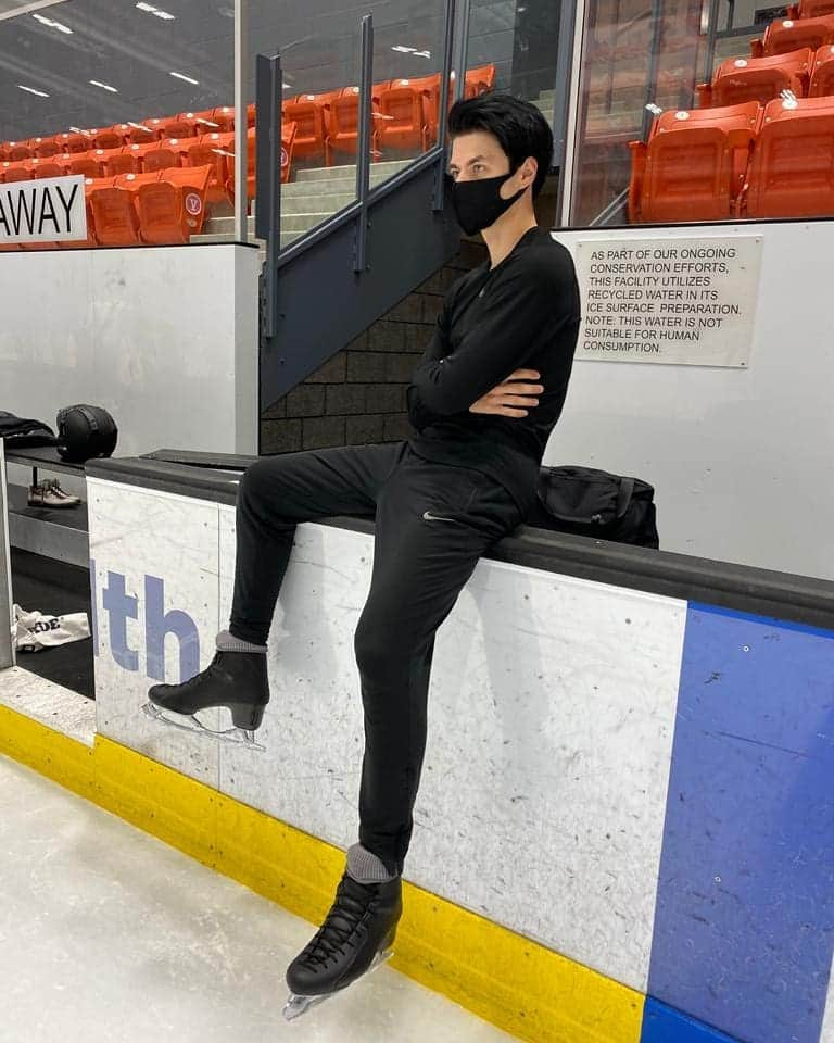 ヤロスラフ・パニオットのインスタグラム：「I see the goal i see no obstacles 📸@seanrabbitt @auraskates @johnwilsonblades . . . #wednesdaymotivation #figureskating #greatparkice #teamgreatparkice #ice #iceskating #figureskating #auraskates #auraexperience #johnwilsonblades」