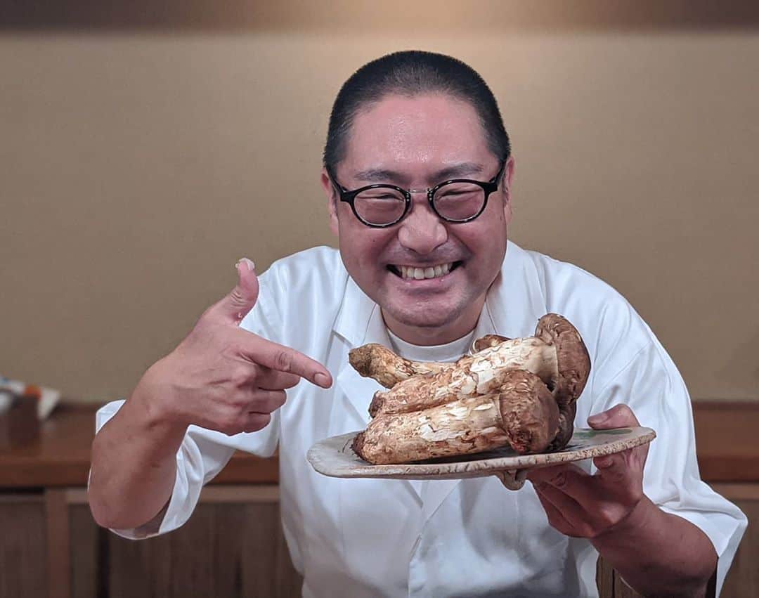 のインスタグラム：「めちゃくちゃ面白い方だ（笑） 君だけだよ。を昨日は連発😂 玉子かけご飯は必須！！（笑） @pateknautilus40  @minatogawa777  @hiroyuki226  美味しく楽しいランチありがとうございました😋✨  親方ご馳走さまでした！！」
