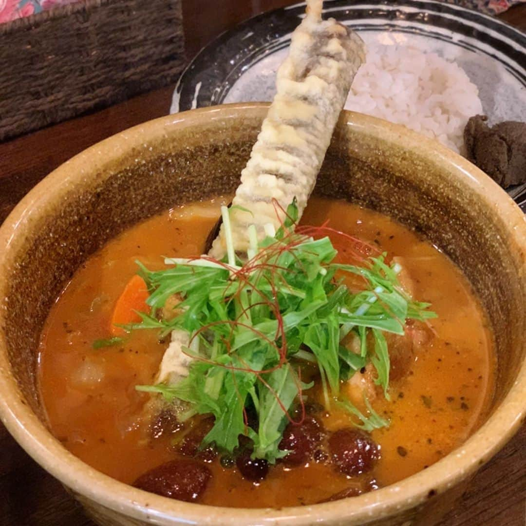 Sayaka.Mさんのインスタグラム写真 - (Sayaka.MInstagram)「. #nocurrynolife  #soupcurry . . 先日は大好きな @soulstore_official へ . なめこと紅茶豚🐖がたまらない やわらか〜🤤💗 #狸小路 内だから、久々に行けた . ゴボウ天が特徴的 野菜も美味しい . メニュー詳細などはblogに記載してます (プロフィール下にリンクあり) . #ソウルストア 011-213-1771 #北海道 #札幌市中央区 南3条西7-3-2 F-DRESS 7 BLD 2F https://tabelog.com/hokkaido/A0101/A010103/1058838/ . . =============== 私の食べ歩きの記録は Gourmet food information 제 외식기록 ↓↓↓ #sayaka動画 =============== . 📢告知 10月2冊本が出版されます🙌 Amazon、楽天より予約開始されました 購入リンクはプロフィールの下にあるリンクより、アクセス出来ます✨ . 10月9日発売中　主婦の友社 五感でおいしく味わえる　腎臓病改善レシピ . 10月22日発売予定　かんき出版 insta.sayakaの毎日作りたくなる！ 糖質オフレシピ . . 📢国連公式アンバサダーとして活動してます ノーベル平和賞受賞🇺🇳 . 【ゼロハンガーチャレンジとは？】 あなたが取り組んだ食品ロスを減らすアクションをSNSに投稿すると、1投稿＝120円の寄付になり、国連WFPが途上国の子どもたちに学校給食を届けます。 10月16日は世界食料デー。 世界では生産された食べ物が廃棄されています。一方、地球上では6億9,000万人が、飢えに苦しんでいます。 日本も「食品ロス」大国の一つです。 国連WFPが支援する1.5倍もの食品が廃棄されています。 世界の飢餓や栄養不足と、その解決策について考える日です。この機会に皆さんも食品ロス削減と飢餓ロスに向けて行動してみませんか？ . 【投稿の仕方】 ハッシュタグをつけてSNSへ投稿！ #食品ロスゼロアクション #ゼロハンガー2020 #国連WFP . お一人様何回でもご投稿いただけます。 必ず公開可能の設定でご投稿ください。 皆さまも是非ご参加下さい✨ . YouTubeは 📺sayaka hokkaido channel . #スープカレー #カレー #カレー好きな人と繋がりたい #カレー好き #カレー部 #札幌グルメ #札幌ママ #札幌ランチ #札幌観光 #札幌グルメ部 #札幌グルメ部 #札幌食べ歩き #sapporo #sapporofoodie #札幌スープカレー #札幌カレー #札幌カレー部 #カレスタグラム #札幌観光」10月15日 8時22分 - insta.sayaka