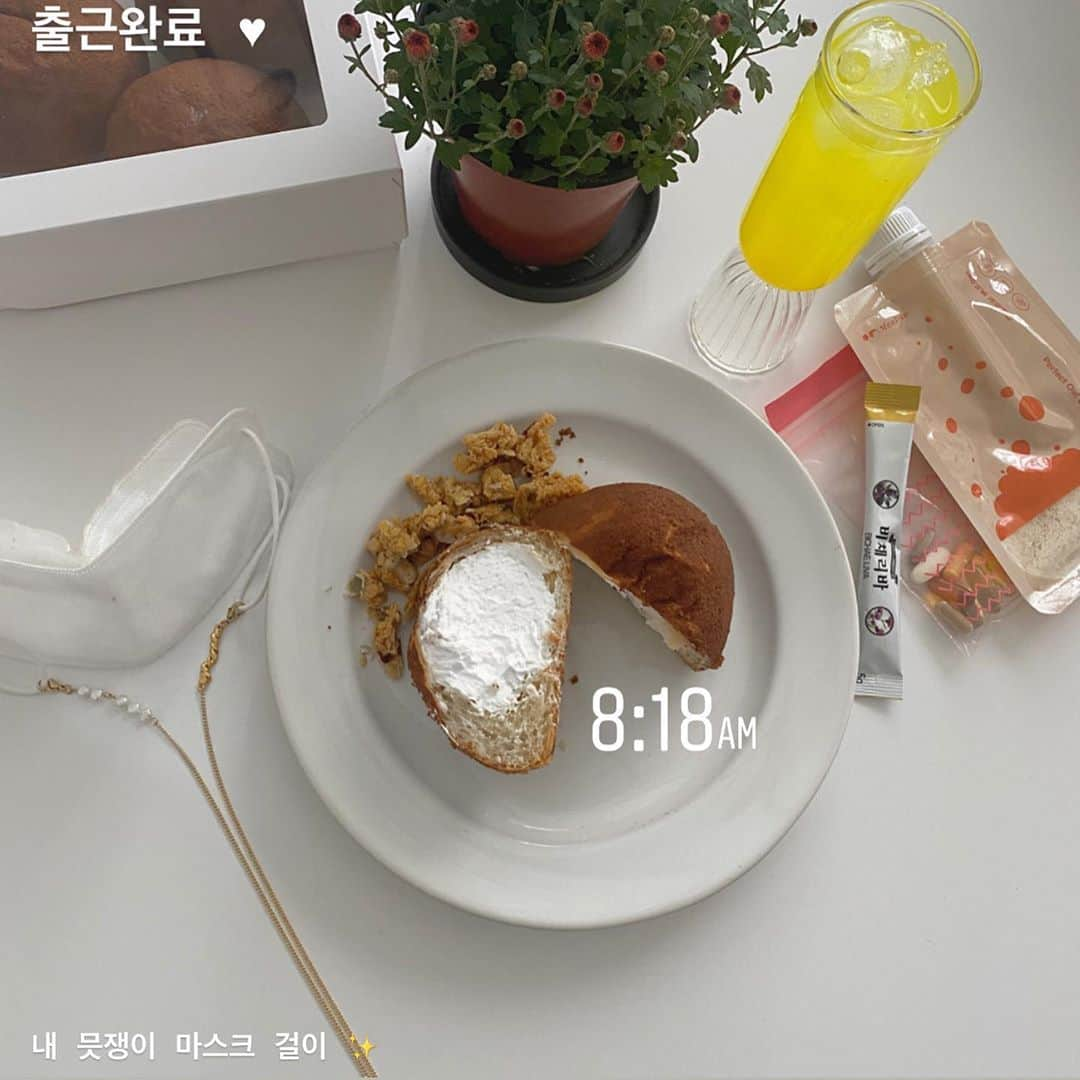 チョ・ミニョンさんのインスタグラム写真 - (チョ・ミニョンInstagram)「출근 완료 ! 탕비실에서 여유로운 아침 ☕️ 오늘 일찍 출근하는 사람은 그렇게 좋아하던 저 빵을 먹을 수 있지요 🥰 ⠀⠀⠀⠀⠀⠀⠀ 즐거운 아침은 항상 비채리바와 친구들과 함께 재구매는 기본 2-4박스의 #조믿사 템입니다💕 ⠀⠀⠀⠀⠀⠀⠀ 탕비실에 꽃은 삼실 사람들이 너도나도 물줘서 빨리 죽더라구요 물주는 표를 만들어 놓을까요🤔? ⠀⠀⠀⠀⠀⠀⠀ 오늘도 직장인분들 같이 힘내보자구요 :-) #오늘의아침」10月15日 8時30分 - xxjominxx