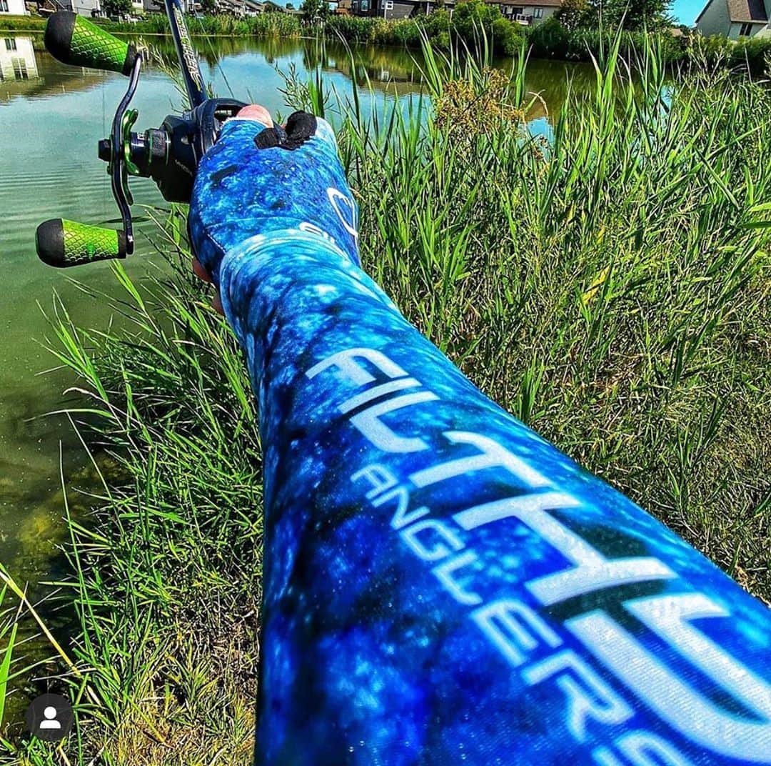 Filthy Anglers™さんのインスタグラム写真 - (Filthy Anglers™Instagram)「Little double Product Feature Wednesday. (Photo credit @alancrandallfishing) Today we are featuring our UPF 40 Arm sleeves and our UPF 50 fishing gloves. Not only are both of these great for sun protection, but also great for the cool fall nights! The arm sleeves are made from BREATHABLE MATERIAL: With our poly-spandex fabric, we made sure that all anglers are able to stay cool/warm if needed while being comfortable and protected. Our 4-way stretch material offers a comfortable fit so it stays in place with these sleeves. They are ideal for any angler or outdoor enthusiasts and are simple to pack and carry if the cooler weather moves in this fall! Grab a pair of sleeves or gloves today, your body will thank you later! www.filthyanglers.com #fishing #bassfishing #armsleeve #outdoors #upf #bigbass #nature #icefishing #fall #catchandrelease #anglerapproved #fish #teamfilthy #getfilthy #monsterbass」10月15日 8時35分 - filthyanglers