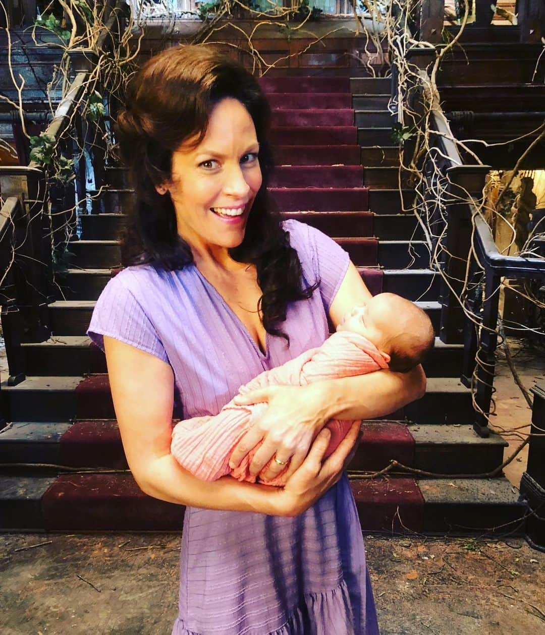 アナベス・ギッシュさんのインスタグラム写真 - (アナベス・ギッシュInstagram)「Throwing it back to Clara Dudley in her happiest place with her forever daughter:: Hill House. Thrilled for all of my friends in the #Haunting universe for the continued success! #hauntingofhillhouse #hauntingofblymanor @intrepidpics @netflix #mikeflanagan」10月15日 8時36分 - annabeth_gish