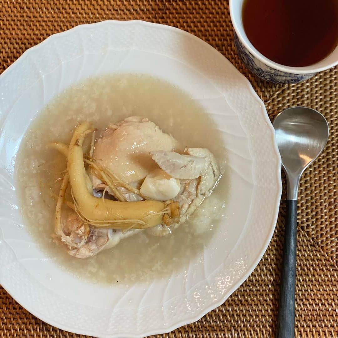 荻原和歌のインスタグラム：「朝ごはん。 朝から高麗人参すごいでしょ（笑） ばてきってしまう前に、ちょっとずつスタミナメニューとっておきます。 ちなみに 昨日の子どものおやつも高麗人参抜きのこのスープ。 じわっと寒気抜き、疲れ抜きを。  #朝ごはん　#スープ  #高麗人参　は#会津 のものですって。 #子どもごはん #おやつ」
