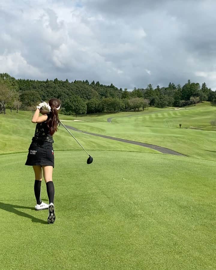 淡輪優希のインスタグラム：「Golf⛳️98 父のお下がりのドライバー練習中😚🏌️‍♂️ たまにキャディーさんがついてくださる機会があると本当にコースマネジメント勉強になるし、技術と知識の素晴らしさ実感する🥺✨ ちょっとボールから離れすぎなので手を近づける練習しなくちゃ…80台への道のりは長い。 . あとはいつも色合いで組合わせてしまうので上から下まで同じブランドコーデにするのが私の小さな目標🤣🙏💦 #ゴルフ女子 #golf #golfstagram #ゴルフウェア #ootd」