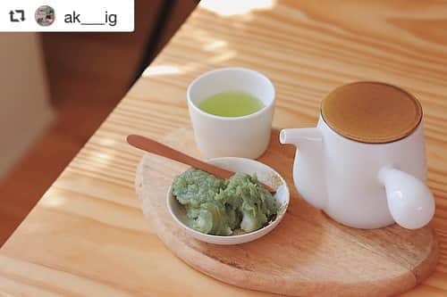 のインスタグラム：「@ak___ig via さんご紹介ありがとうございます。 .﻿ 今日のおやつtimeは﻿ 和菓子と緑茶でほっこりと🍵𓂃࿺ ཾ ﻿ ﻿ ﻿ コロンとしたフォルムが﻿ かわいくて一目惚れした急須﻿ ﻿ 湯呑みも一緒に揃えました﻿ ﻿ ﻿ ﻿ 小さいときは苦手だったくるみ餅﻿ ﻿ 大人になった今は大好物の一つです♡﻿ ﻿ ﻿ ﻿ miyama/bico (ビコ)急須﻿ miyama/湯呑み﻿ ▷ @northmall_com ﻿ ﻿ https://www.northmall.com﻿ ﻿ ﻿ ﻿ そうこうしているうちに﻿ マシンガントークの﻿ 次男が帰宅してくるーっ💦 ﻿ ﻿ ゆうてる間に返事すらしてくれなくなる時期に﻿ なるんやからと自分に言い聞かせて﻿ 日々マシンガントークの相手に徹しています😂﻿ ﻿ ﻿ ﻿ ----------------------------------﻿ ﻿ www.northmall.comで使える﻿ 1000円offクーポンを﻿ 抽選で1000名様にプレゼント⋆*﻿ ﻿ ①@northmall_com をフォロー﻿ ②「Just Moved」の投稿をいいね or﻿ プロフィールから詳細確認で簡単応募﻿ (応募期間：9/9～10/7)﻿ ﻿ 今なら新規会員登録で送料無料です✦﻿」