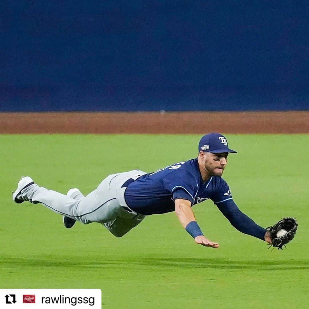 Rawlings Japanさんのインスタグラム写真 - (Rawlings JapanInstagram)「#Repost @rawlingssg with @make_repost ・・・ Kevin’s showing us why he won a Platinum Glove Award 💪 #TeamRawlings #Rays #KevinKiermaier #Playoffs #Repost  (via: @mlb) #ローリングス  @rawlings_japan_llc」10月15日 8時56分 - rawlings_japan_llc